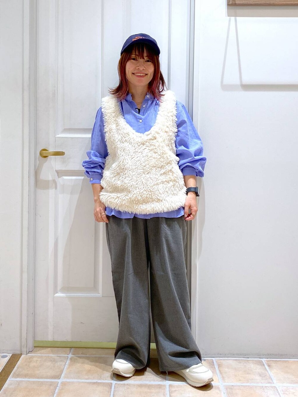 ブルー系のシャツ/ブラウス、グレー系のその他パンツ、ベージュ系のベストを着用したレディースの秋コーディネートの4枚目の写真