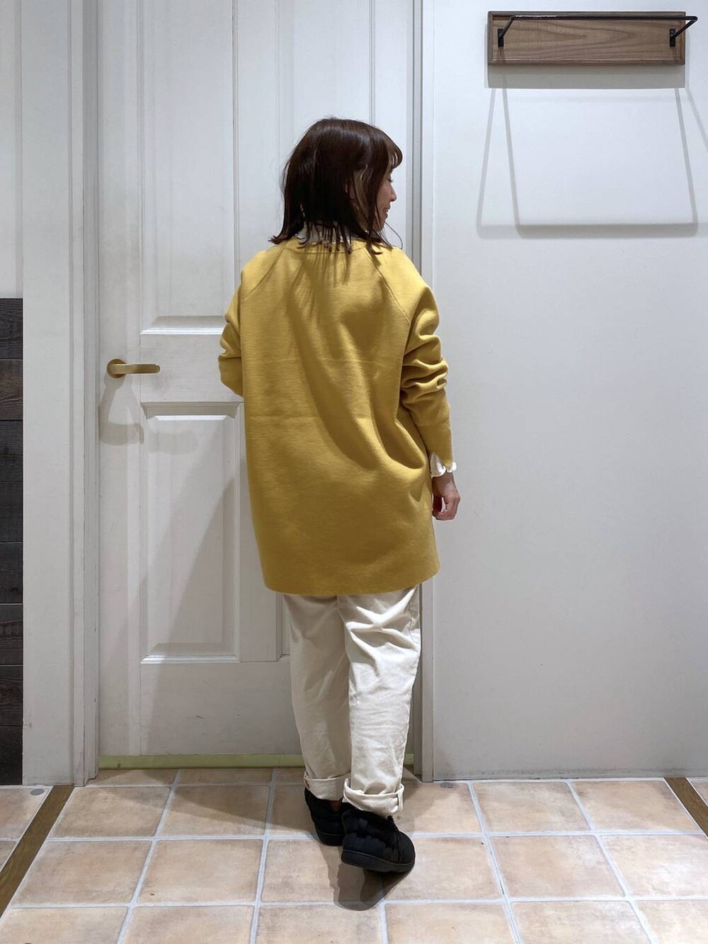 ホワイト系のTシャツ/カットソー、ブラック系のスリッポン、ホワイト系のその他パンツを着用したレディースの冬コーディネートの5枚目の写真