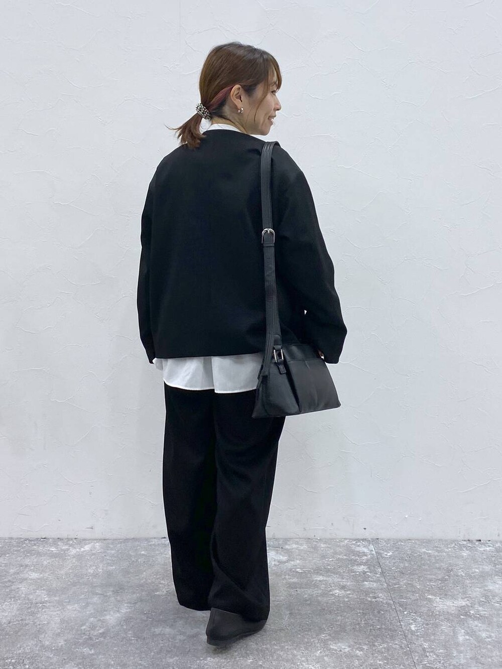 ブラック系のショルダーバッグ、ブラック系のノーカラージャケット、ホワイト系のシャツ/ブラウスを着用したレディースの冬コーディネートの6枚目の写真