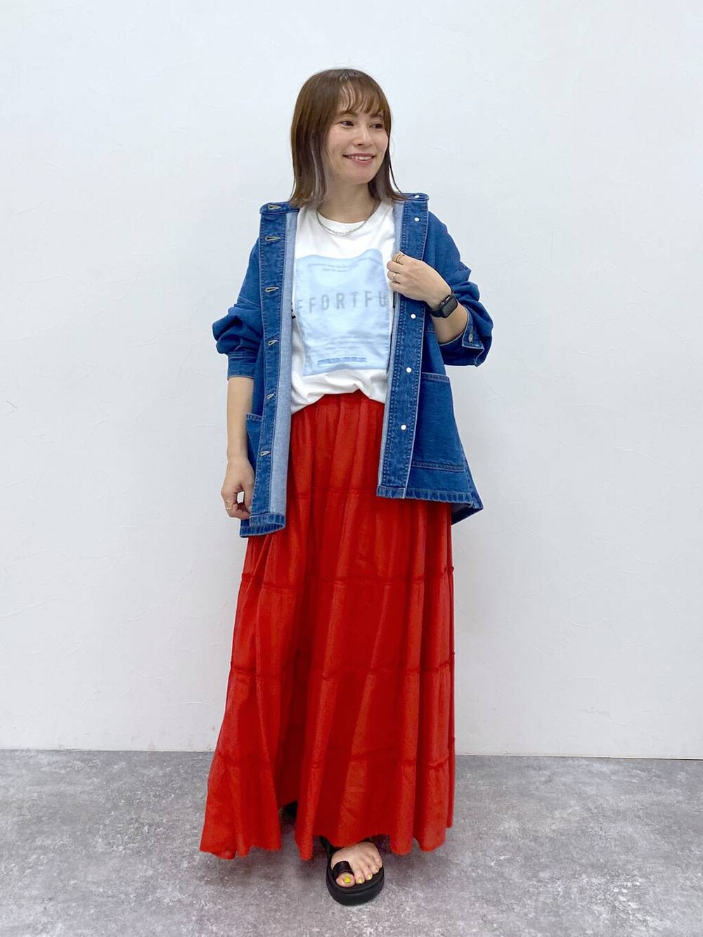 ブラック系のサンダル、ブルー系のTシャツ/カットソー、シルバー系のネックレスを着用したレディースの夏コーディネートの2枚目の写真