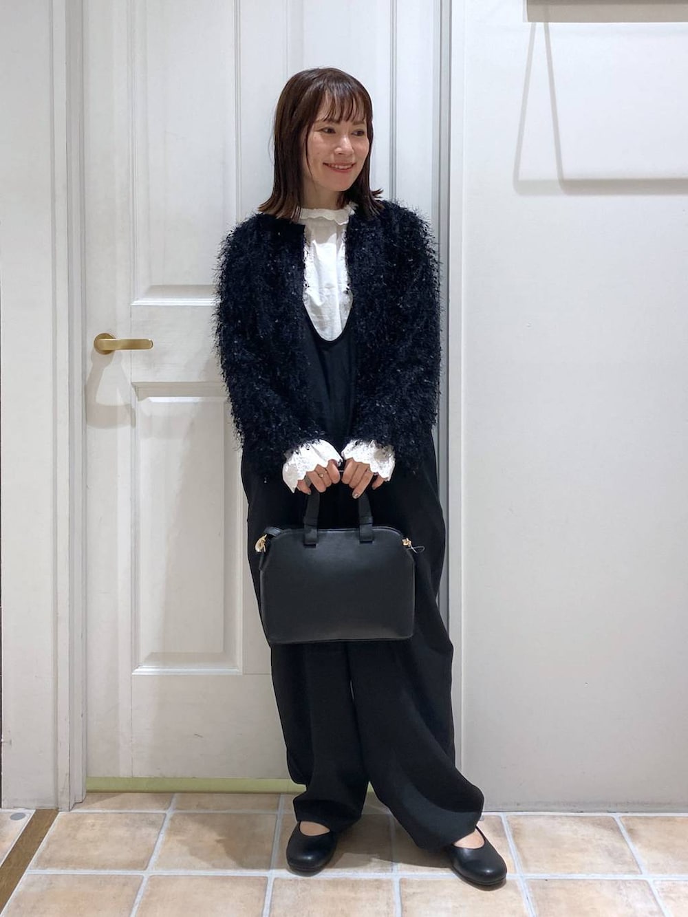 ブラック系のサロペット/オーバーオール、ブラック系のパンプス、ホワイト系のシャツ/ブラウスを着用したレディースの秋コーディネートの4枚目の写真