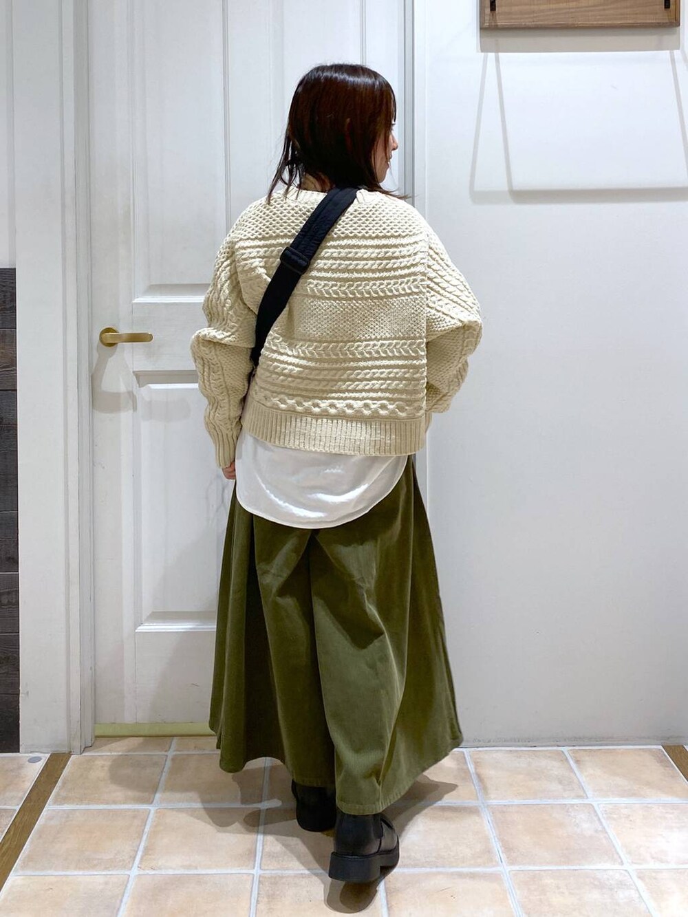 グリーン系のその他パンツ、ブラック系のブーツ、ブラック系のショルダーバッグを着用したレディースの冬コーディネートの6枚目の写真