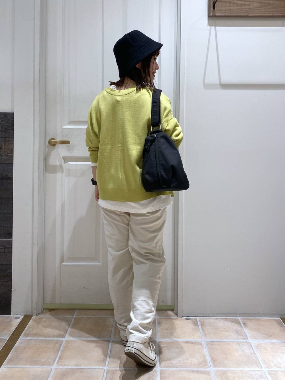 ホワイト系のその他パンツ、イエロー系のカーディガン/ボレロ、その他のTシャツ/カットソーを着用したレディースの秋コーディネートの7枚目の写真