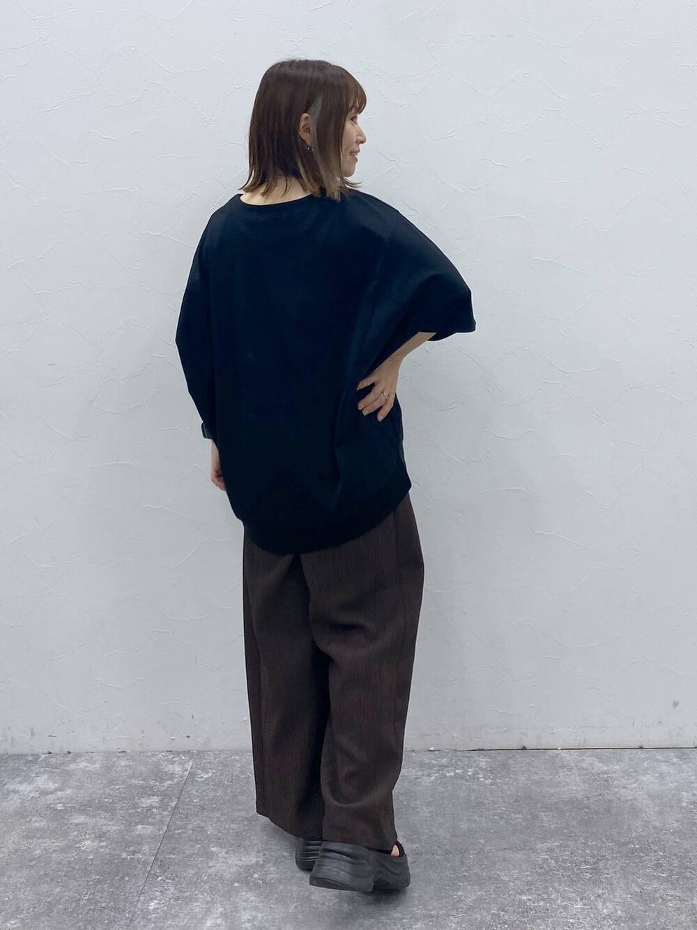 ブラック系のサンダルを着用したレディースの夏コーディネートの5枚目の写真