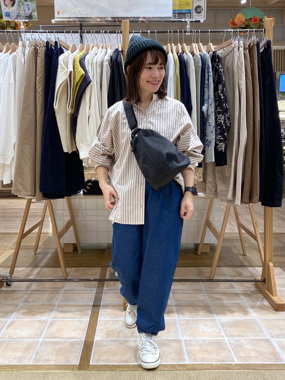 ブルー系のその他パンツ、その他のシャツ/ブラウス、ブラック系のボディバッグ/ウエストポーチを着用したレディースの秋コーディネートの3枚目の写真