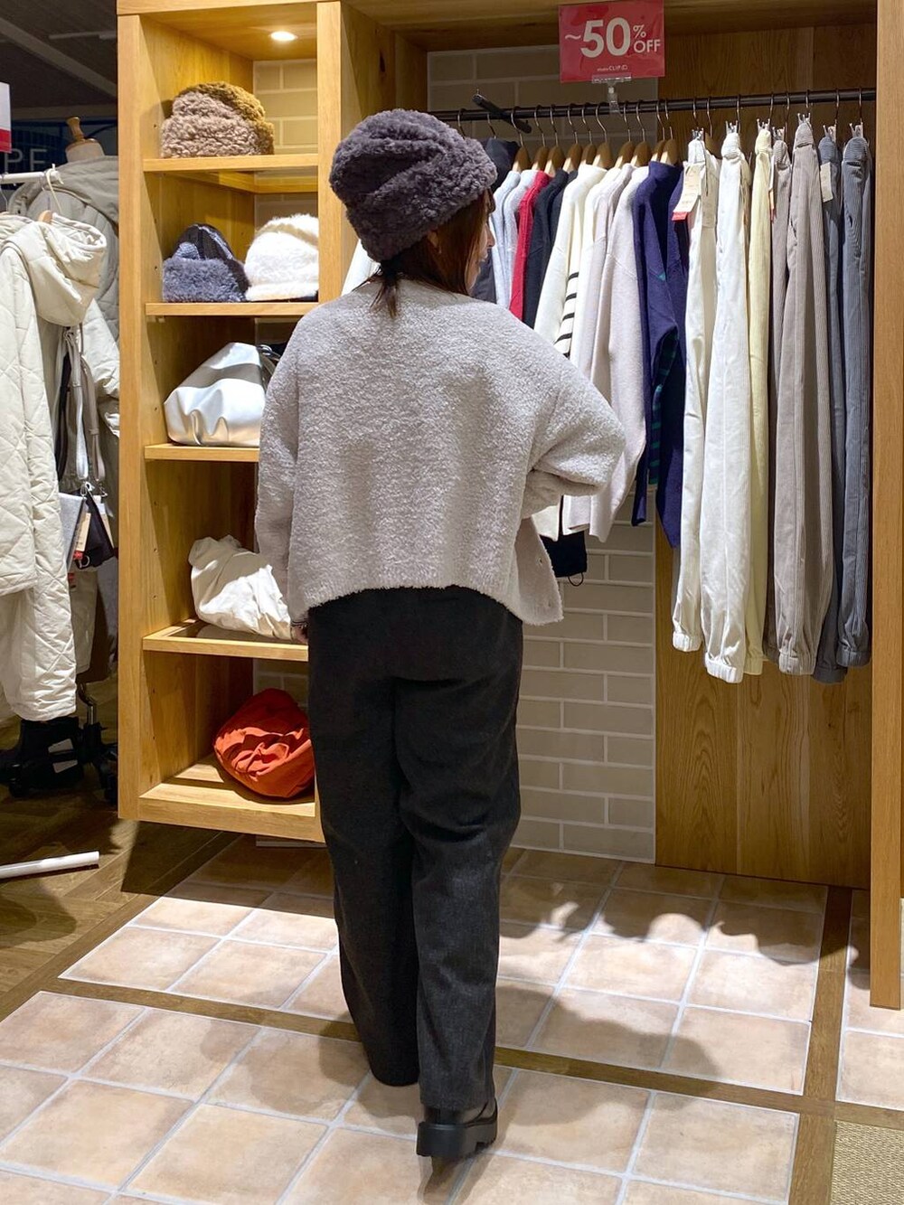 ブラック系のブーツ、グレー系のカーディガン/ボレロ、その他のTシャツ/カットソーを着用したレディースの冬コーディネートの4枚目の写真