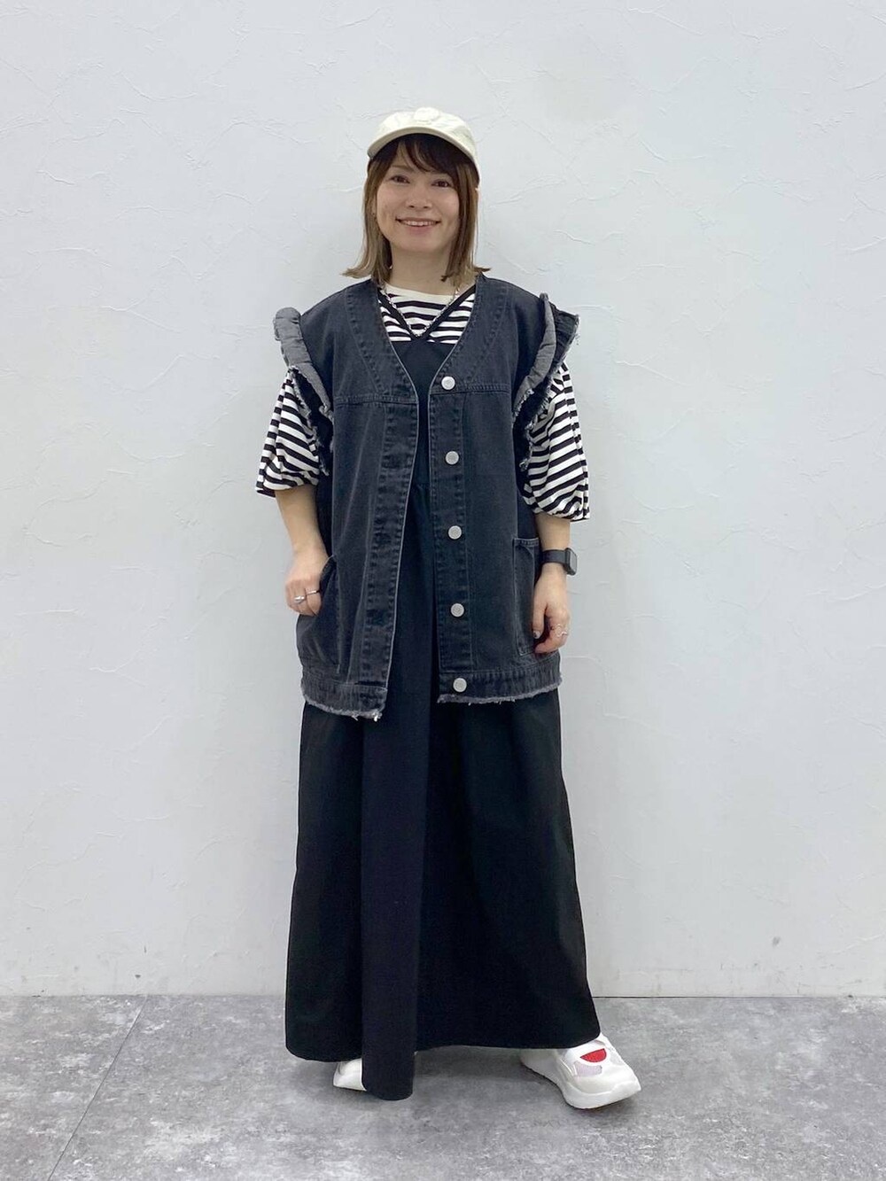 ブラック系のスカート、その他のTシャツ/カットソー、ホワイト系のサンダルを着用したレディースの春コーディネートの3枚目の写真