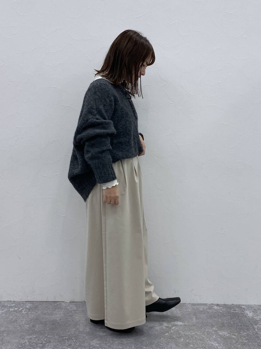 グレー系のTシャツ/カットソー、ブラック系のブーツ、ベージュ系のその他パンツを着用したレディースの冬コーディネートの5枚目の写真