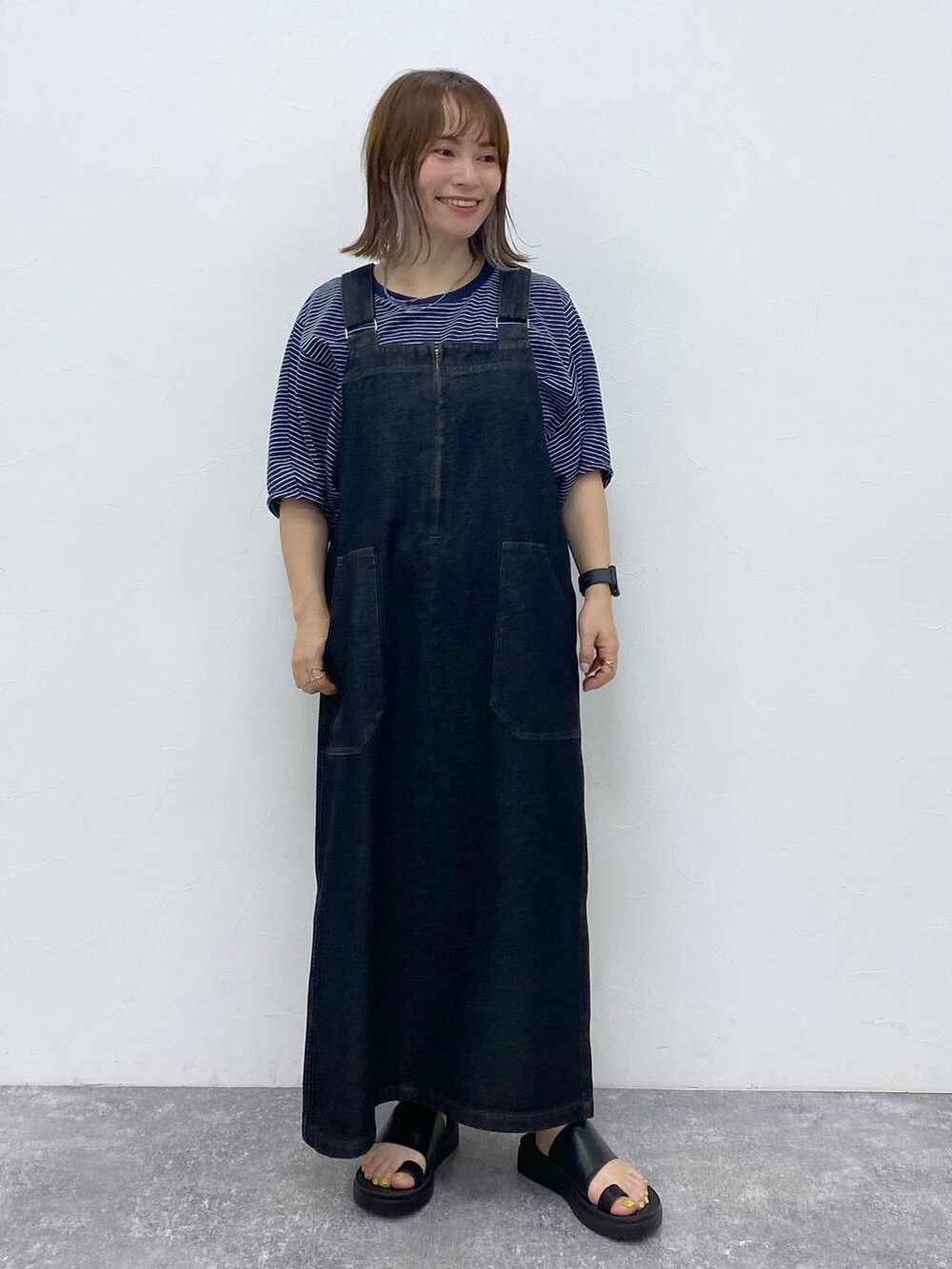 ブラック系のサンダル、その他のTシャツ/カットソー、シルバー系のネックレスを着用したレディースの夏コーディネートの2枚目の写真