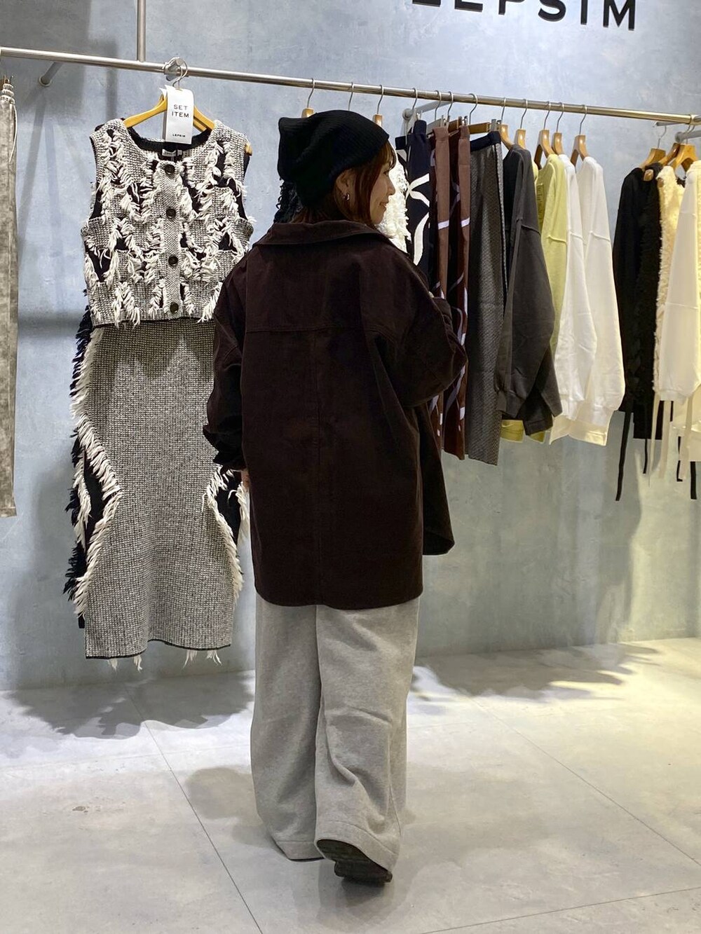 グレー系のスウェットパンツ、ブラック系のスニーカー、ブラウン系のシャツ/ブラウスを着用したレディースの秋コーディネートの5枚目の写真