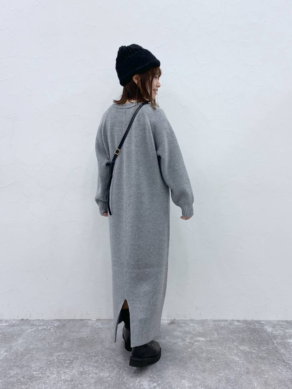 グレー系のワンピース、ブラック系のニットキャップ/ビーニーを着用したレディースの秋コーディネートの6枚目の写真