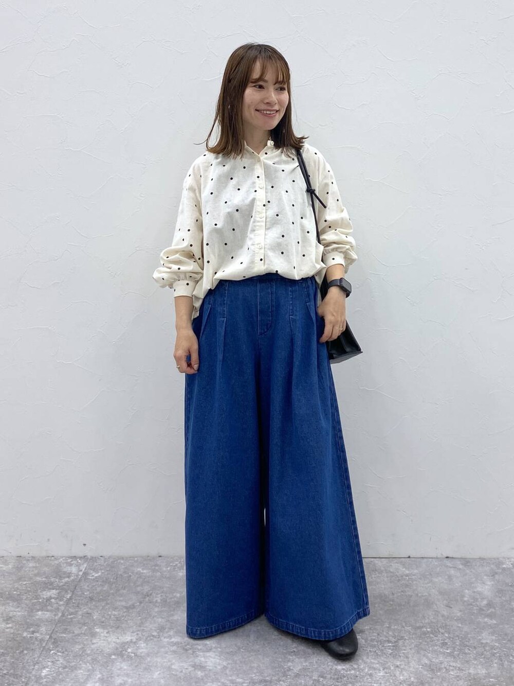 ブラック系のパンプス、ブルー系のその他パンツ、その他のシャツ/ブラウスを着用したレディースの秋コーディネートの4枚目の写真