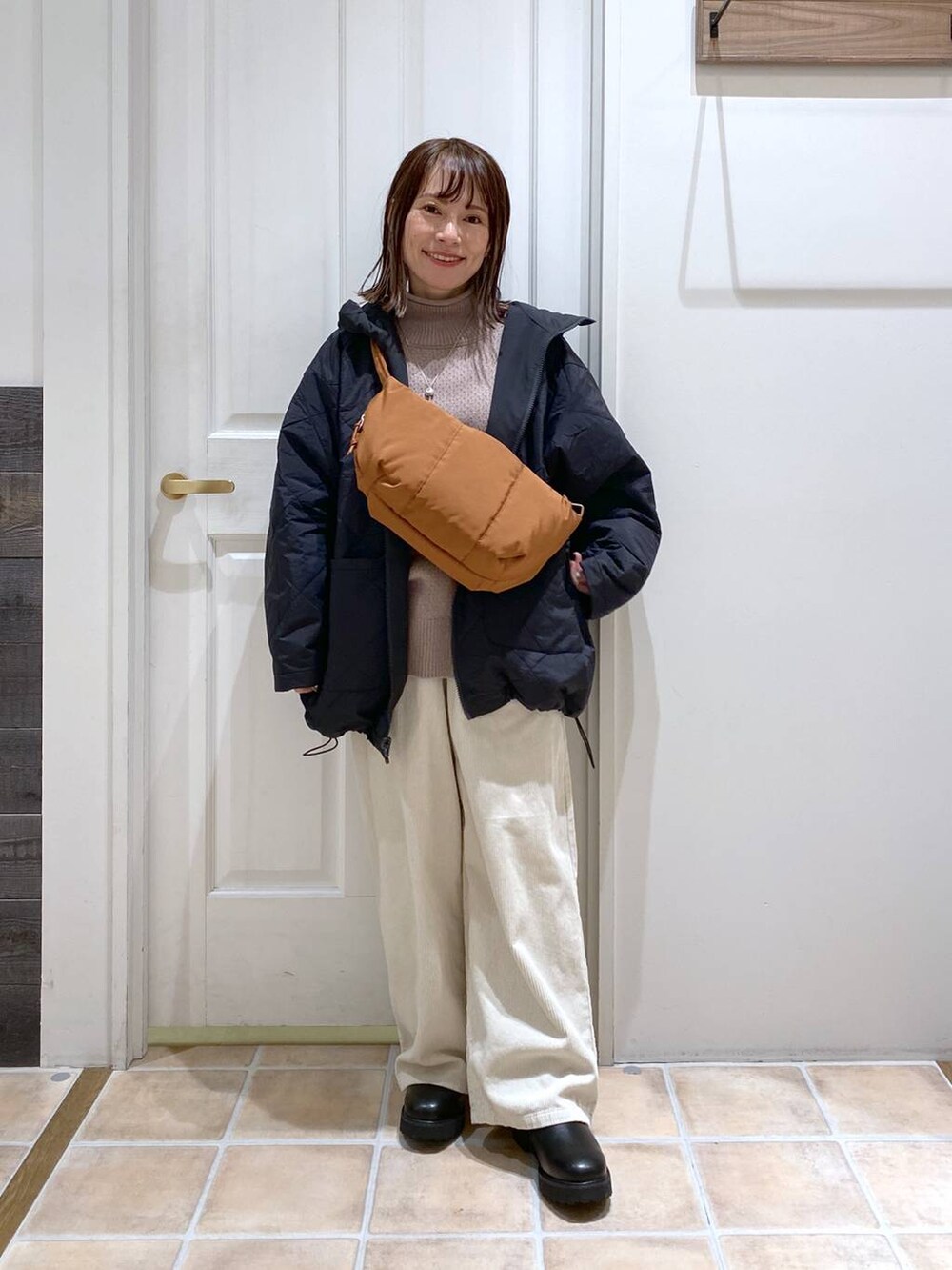 ホワイト系のその他パンツ、ブラウン系のニット/セーター、その他のその他アウターを着用したレディースの冬コーディネートの4枚目の写真