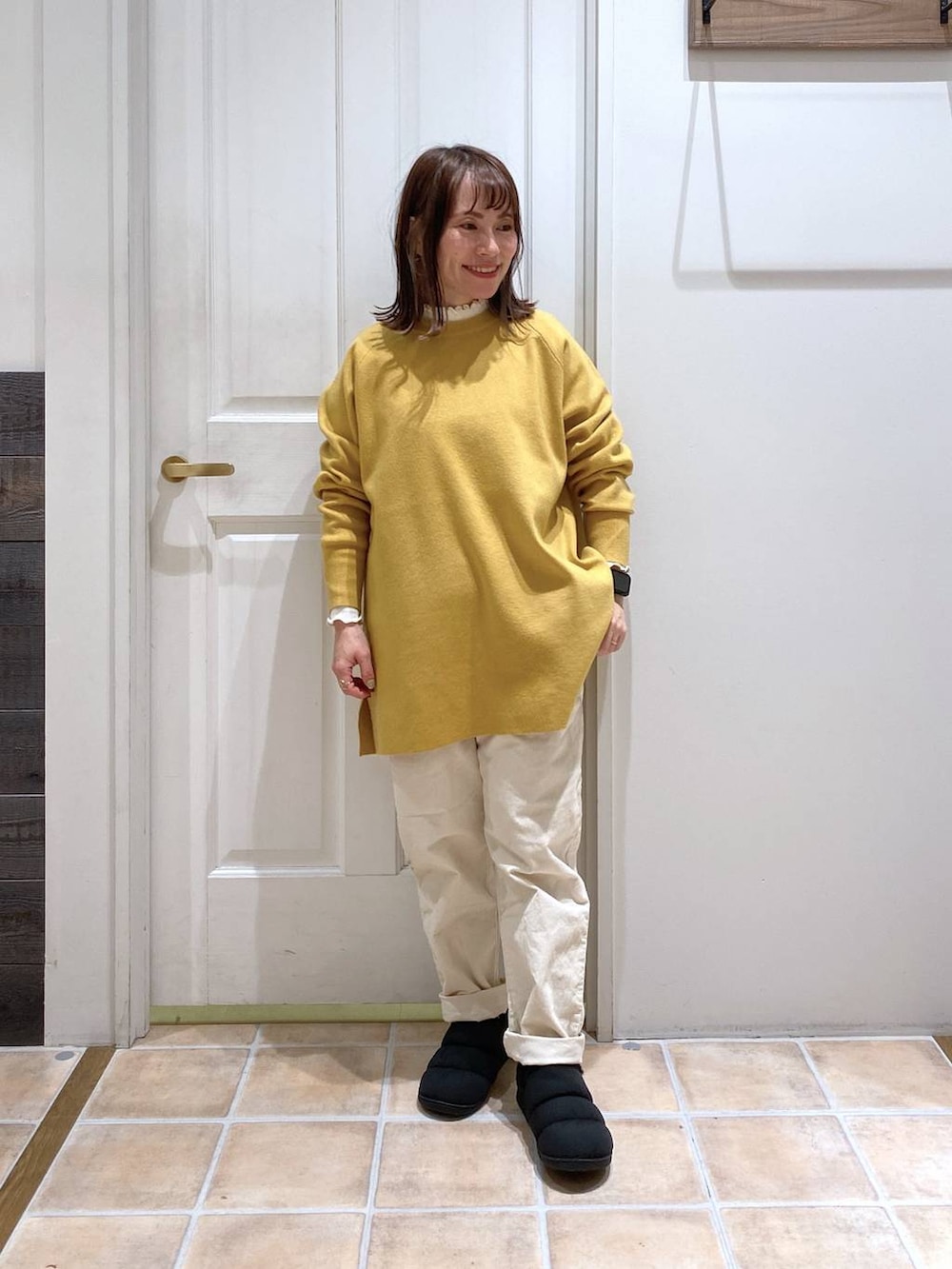 ホワイト系のTシャツ/カットソー、ブラック系のスリッポン、ホワイト系のその他パンツを着用したレディースの冬コーディネートの2枚目の写真