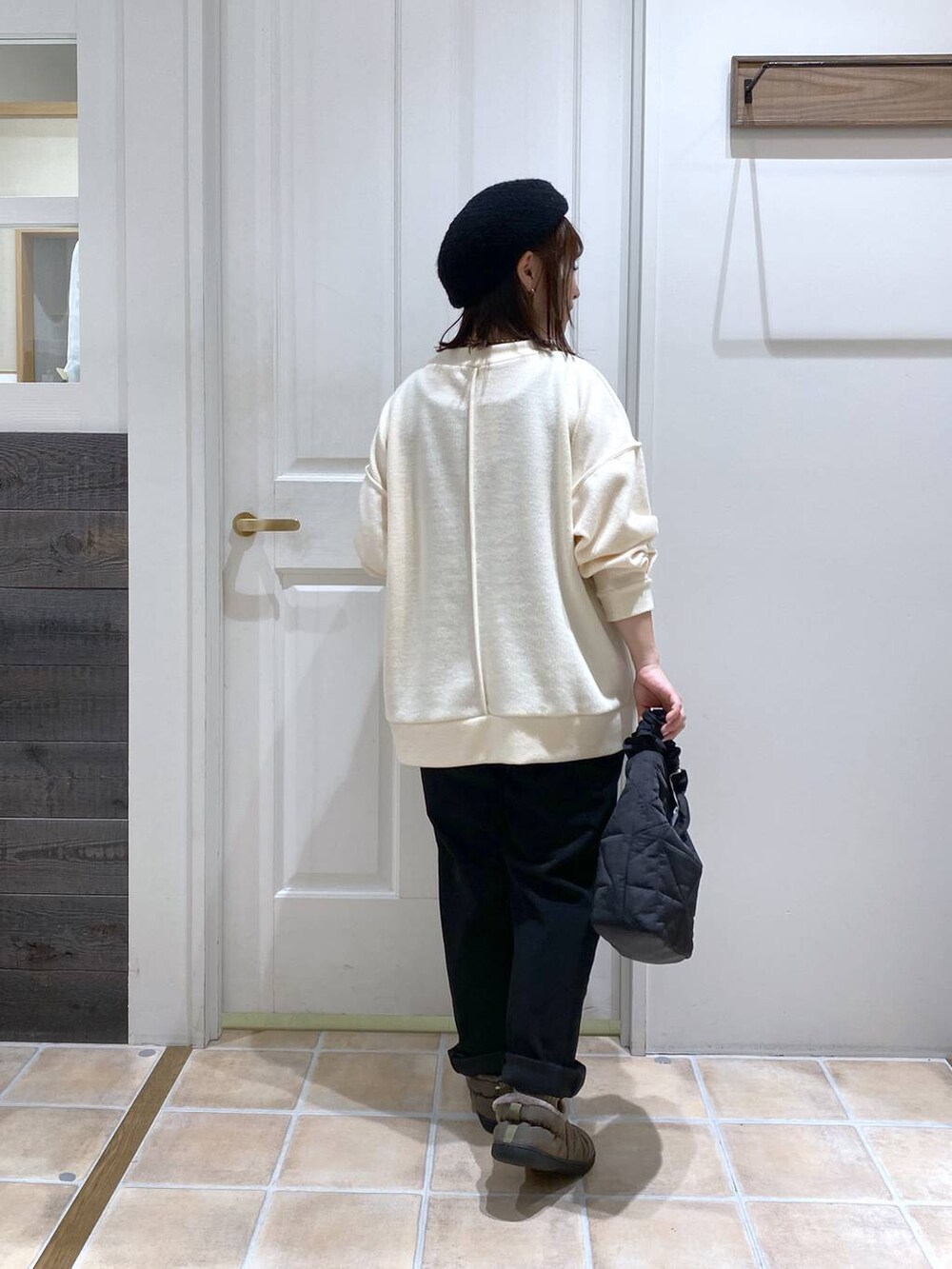 ブラック系のその他パンツ、グリーン系のスリッポン、ブラック系のトートバッグを着用したレディースの冬コーディネートの8枚目の写真