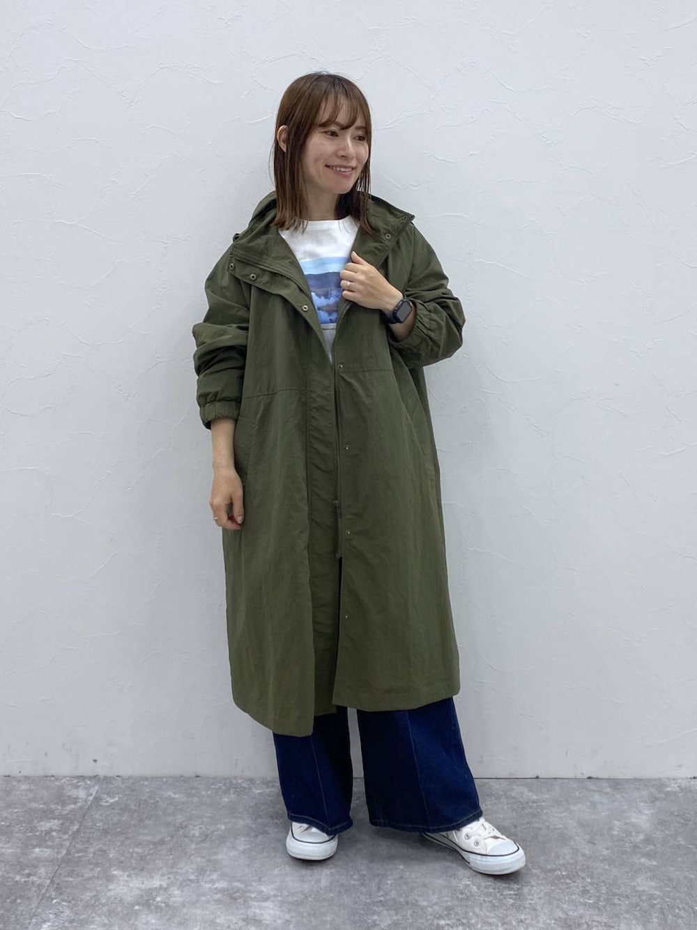 ブルー系のデニムパンツ、グリーン系のその他アウター、その他のTシャツ/カットソーを着用したレディースの秋コーディネートの2枚目の写真