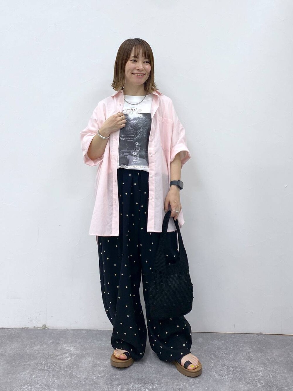 ブラック系のサンダル、その他のその他パンツ、ブラック系のトートバッグを着用したレディースの夏コーディネートの2枚目の写真
