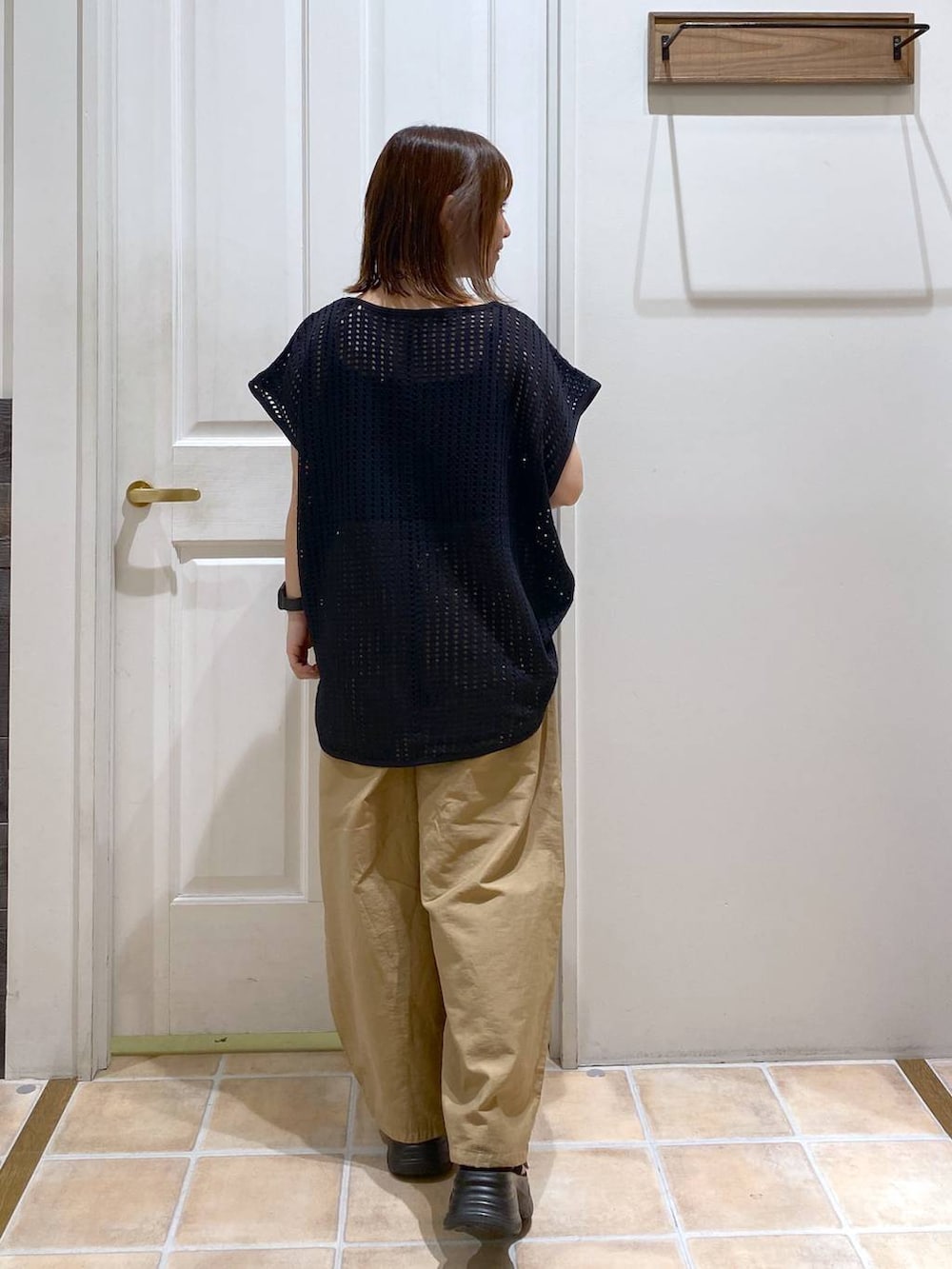 ブラック系のサンダル、ベージュ系のその他パンツ、ブラック系のTシャツ/カットソーを着用したレディースの夏コーディネートの5枚目の写真