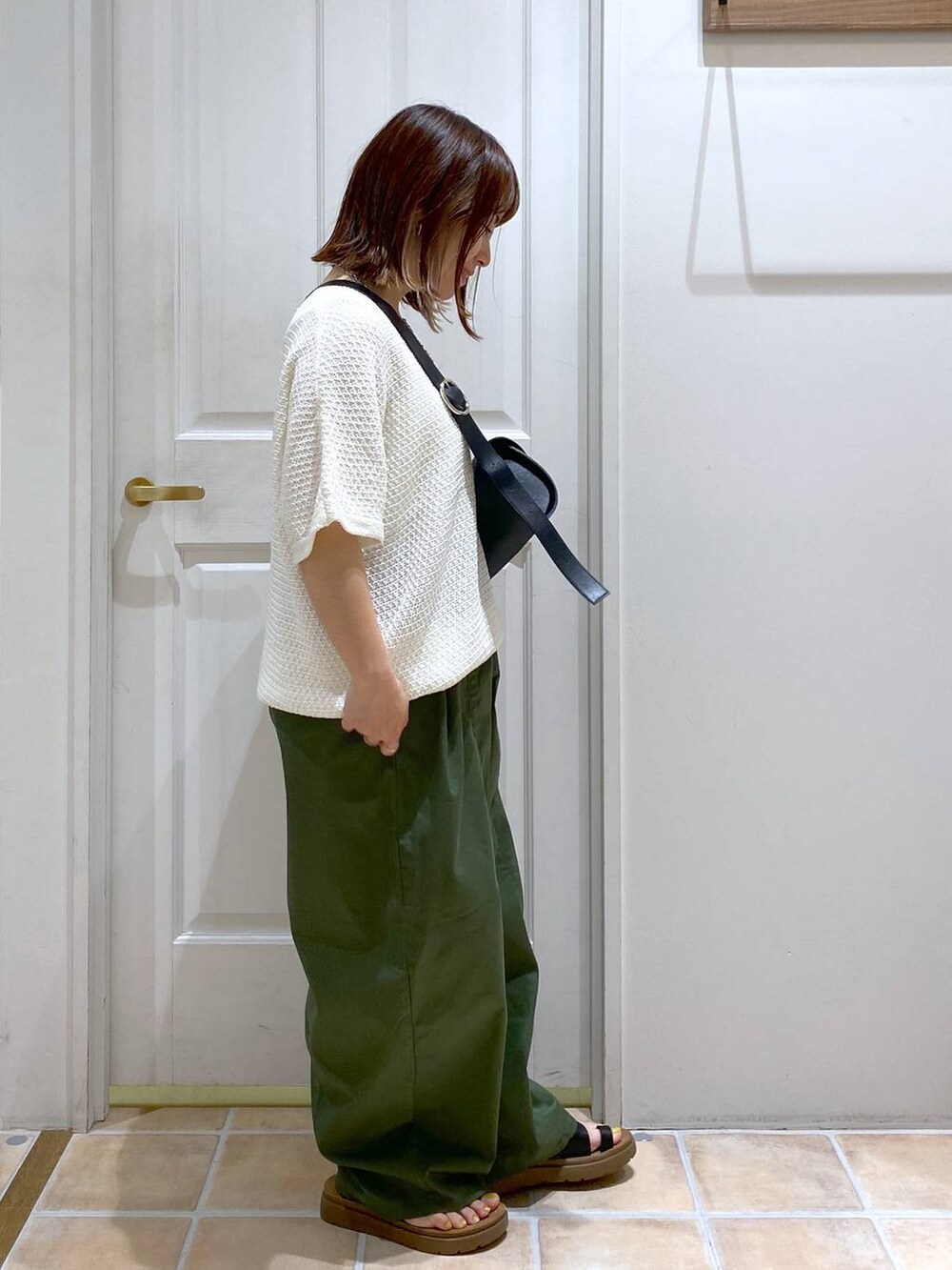 グリーン系のその他パンツ、その他のタンクトップ、ブラック系のサンダルを着用したレディースの春コーディネートの4枚目の写真