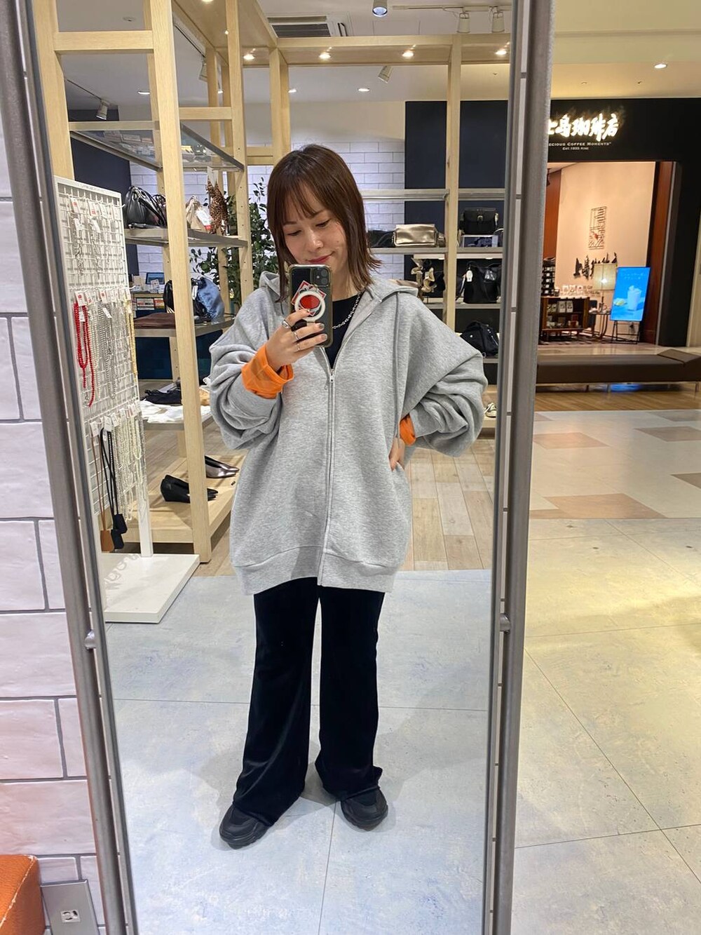 ブラック系のTシャツ/カットソー、ブラック系のその他パンツ、ブラック系のスニーカーを着用したレディースの秋コーディネートの3枚目の写真