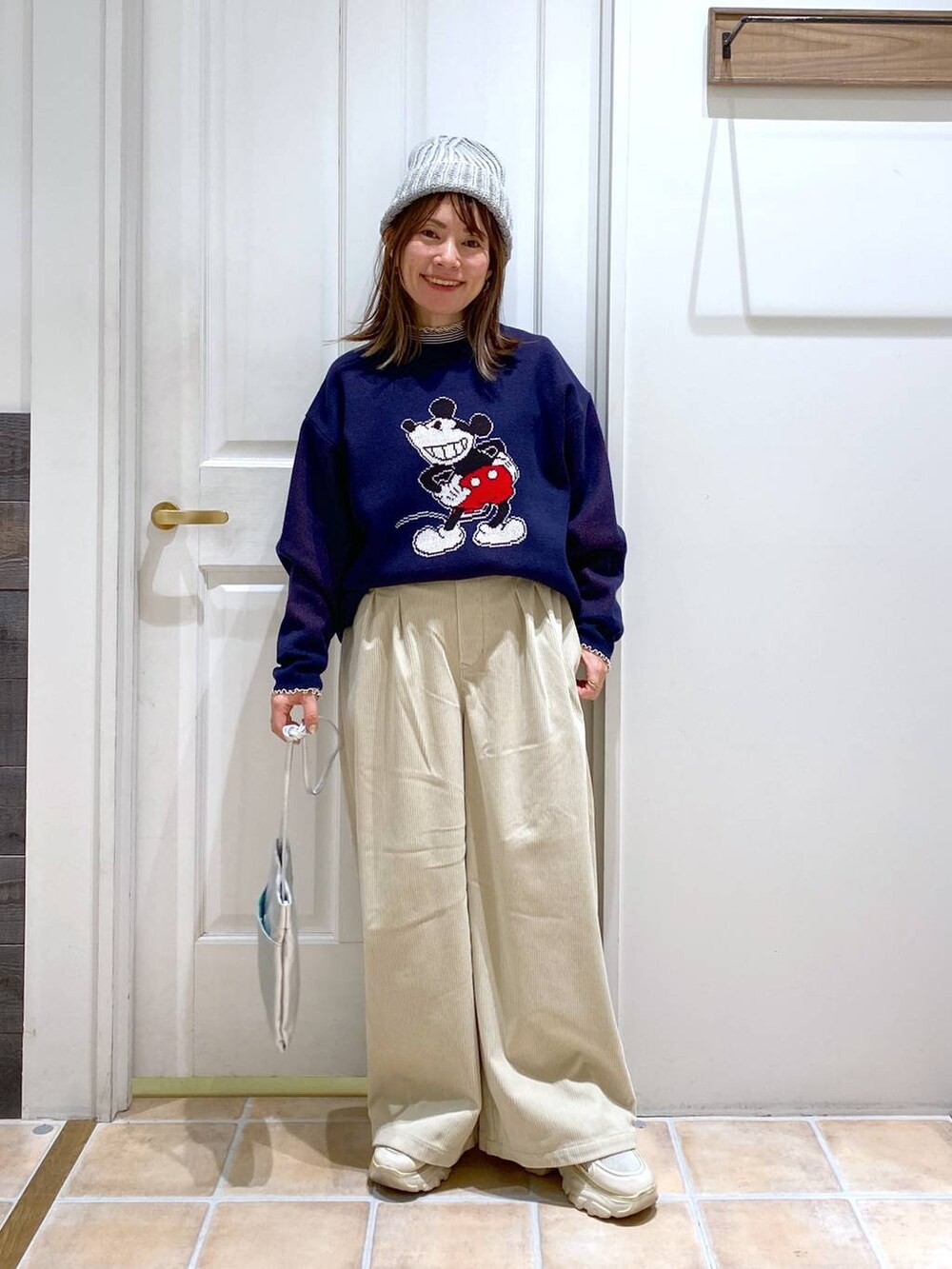その他のTシャツ/カットソー、その他のショルダーバッグ、ベージュ系のその他パンツを着用したレディースの冬コーディネートの3枚目の写真