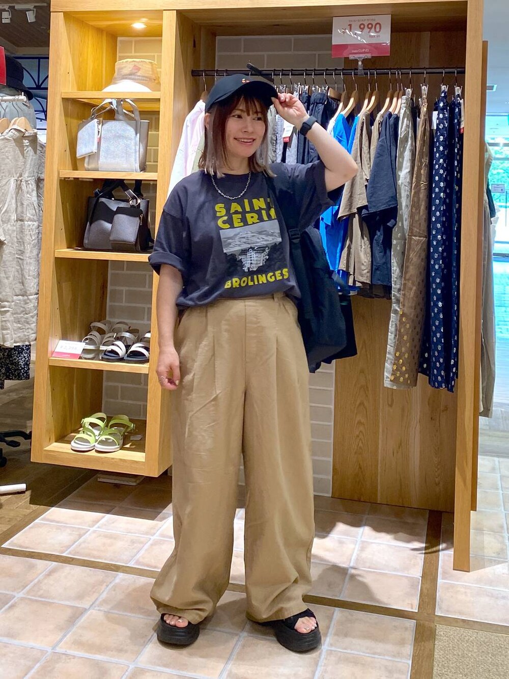 ブラック系のサンダル、グレー系のTシャツ/カットソー、ベージュ系のその他パンツを着用したレディースの秋コーディネートの2枚目の写真