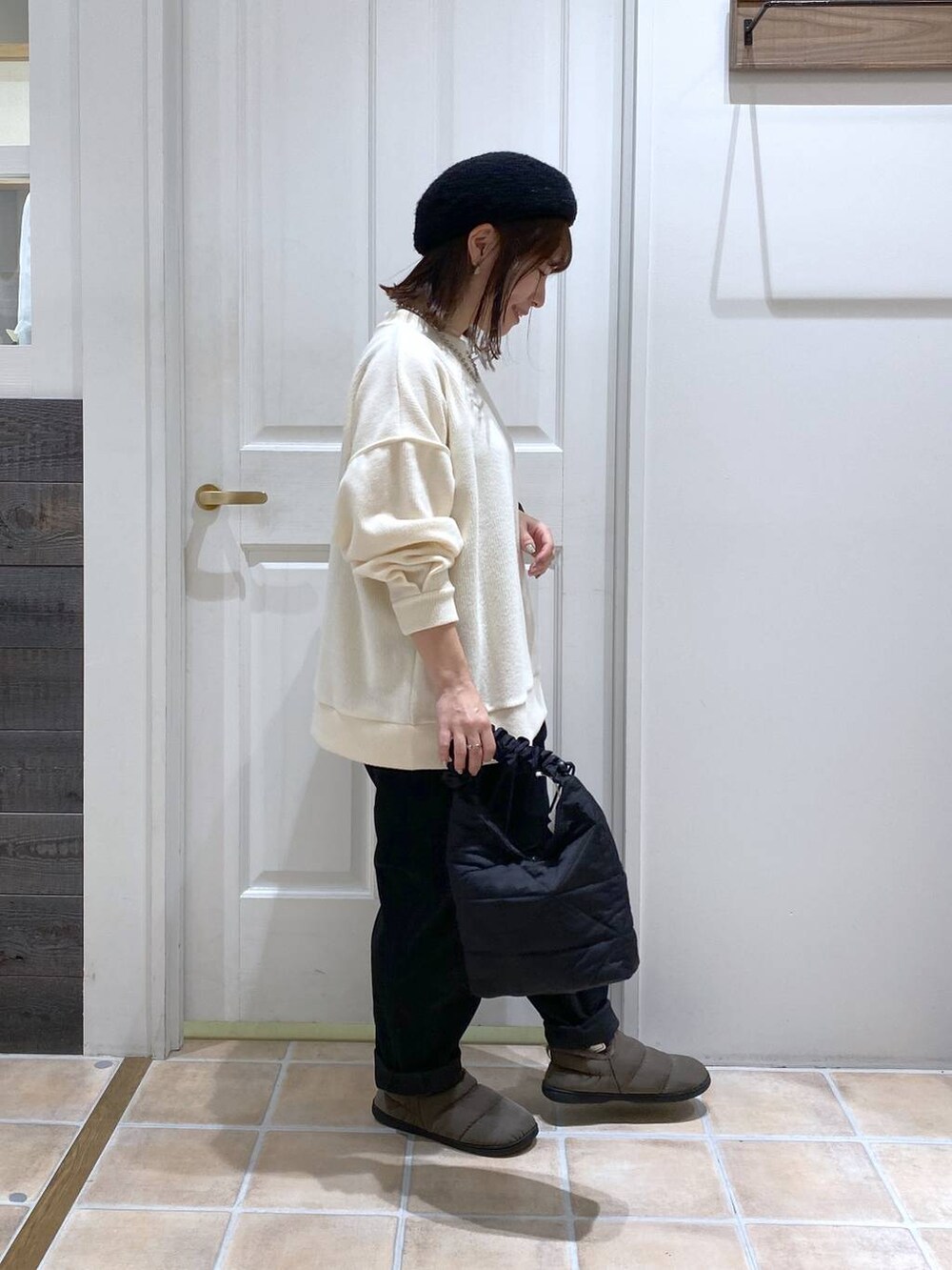 ブラック系のその他パンツ、グリーン系のスリッポン、ブラック系のトートバッグを着用したレディースの冬コーディネートの6枚目の写真