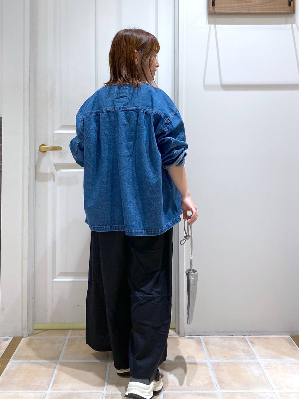 ブラック系のその他パンツ、ブラック系のスニーカー、その他のTシャツ/カットソーを着用したレディースの秋コーディネートの5枚目の写真