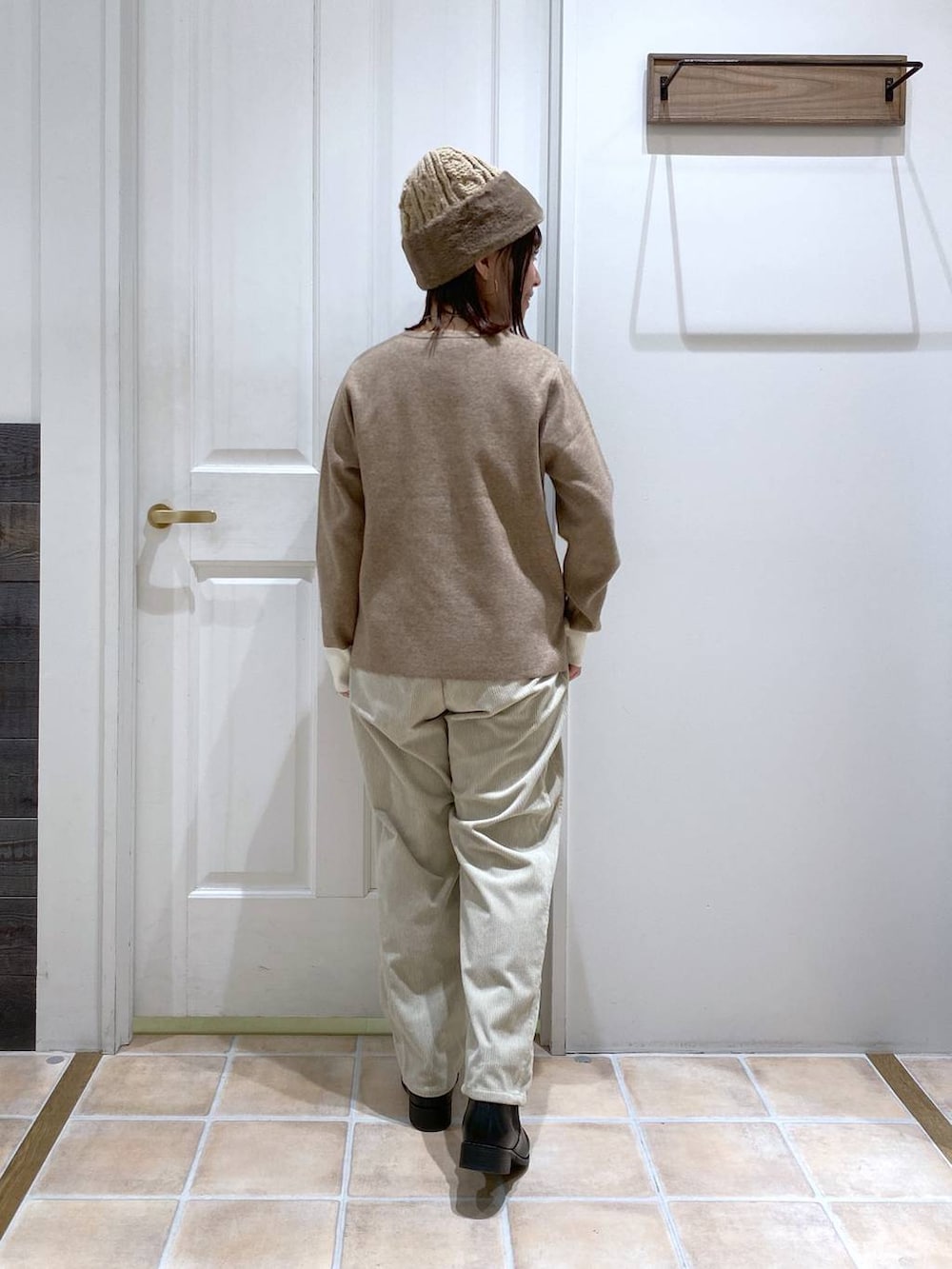 ブラック系のブーツ、グレー系のその他パンツ、ブラウン系のニット/セーターを着用したレディースの冬コーディネートの6枚目の写真