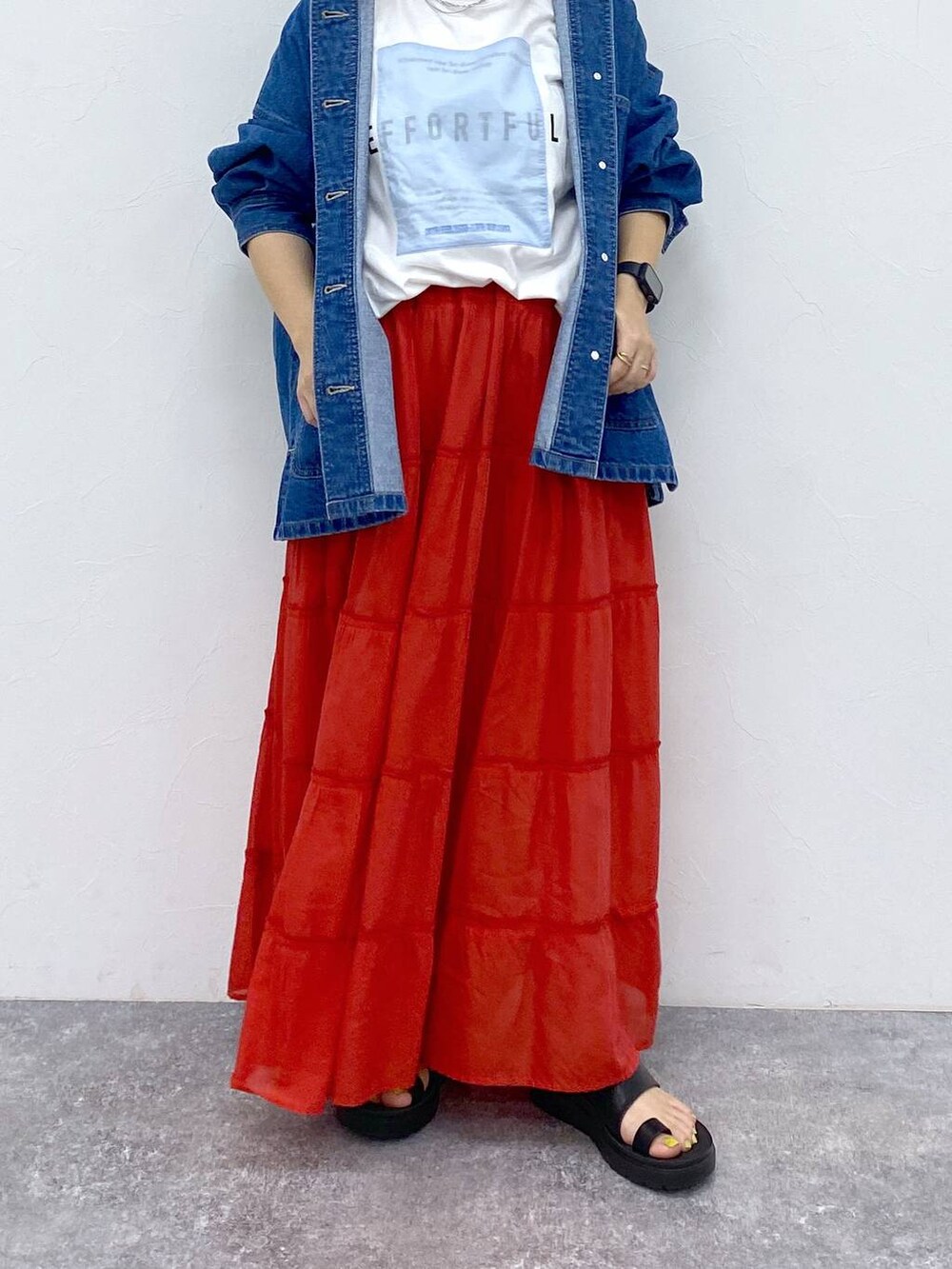 ブラック系のサンダル、ブルー系のTシャツ/カットソー、シルバー系のネックレスを着用したレディースの夏コーディネートの3枚目の写真