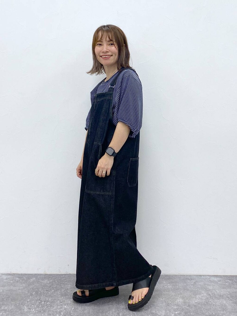 ブラック系のサンダル、その他のTシャツ/カットソー、シルバー系のネックレスを着用したレディースの夏コーディネートの3枚目の写真