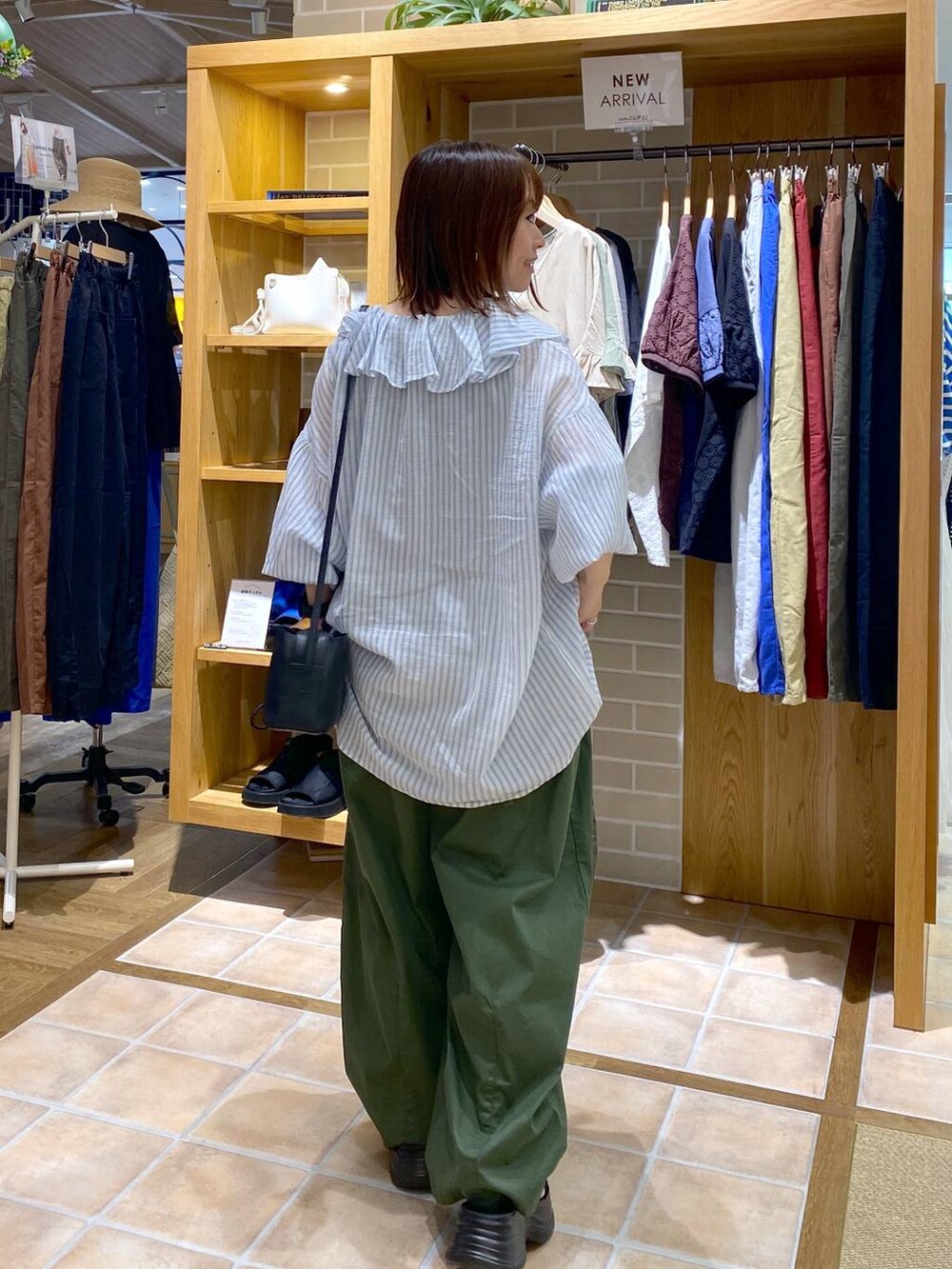 ブラック系のサンダル、グリーン系のその他パンツ、ブラック系のショルダーバッグを着用したレディースの夏コーディネートの7枚目の写真