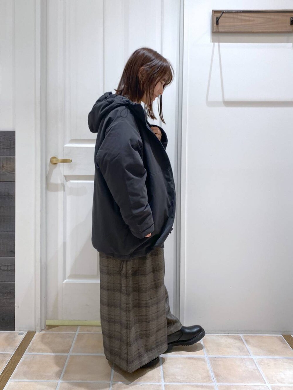 ブラック系のブーツ、イエロー系のニット/セーター、その他のその他アウターを着用したレディースの秋コーディネートの7枚目の写真