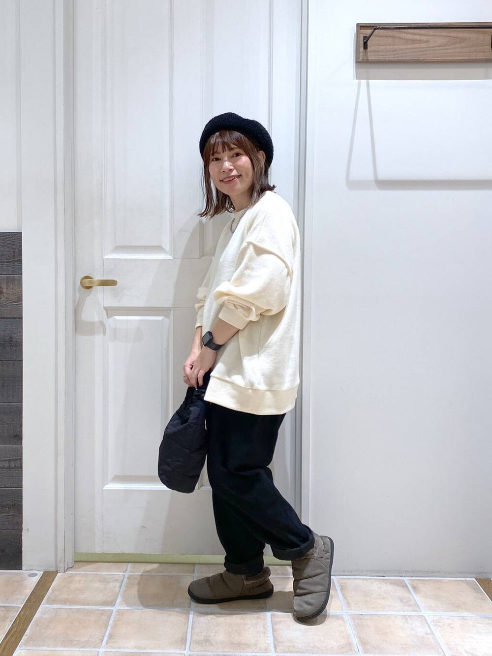 ブラック系のその他パンツ、グリーン系のスリッポン、ブラック系のトートバッグを着用したレディースの冬コーディネートの7枚目の写真