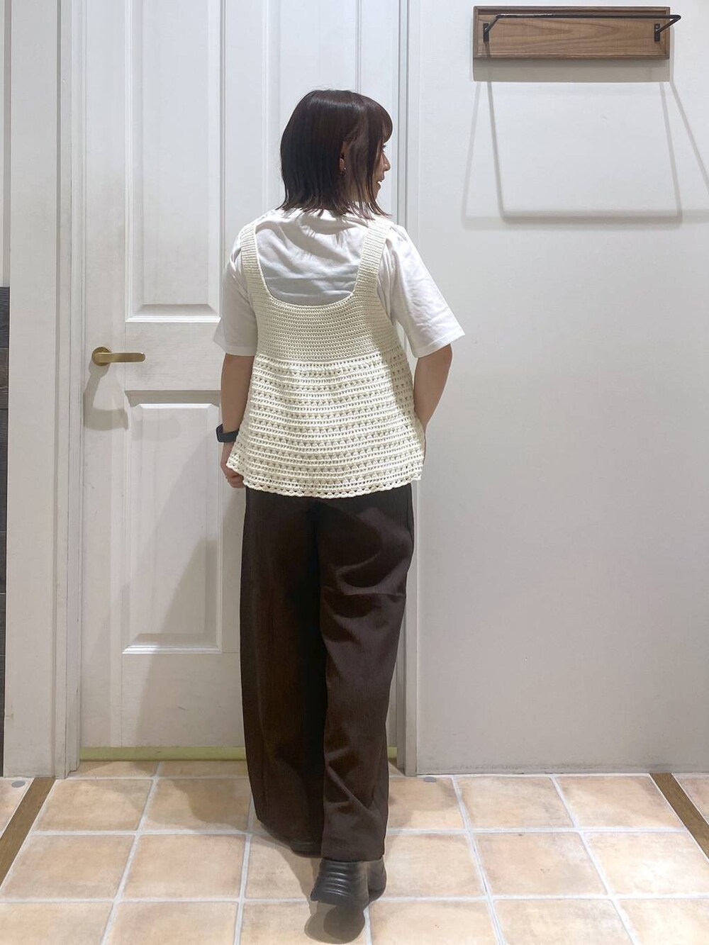 ブラック系のサンダル、ブラウン系のその他パンツ、ホワイト系のTシャツ/カットソーを着用したレディースの秋コーディネートの5枚目の写真