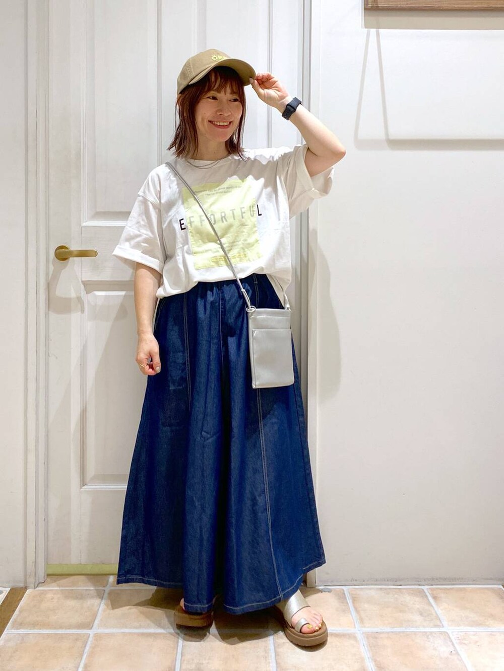 その他のサンダル、ブルー系のデニムパンツ、イエロー系のTシャツ/カットソーを着用したレディースの夏コーディネートの4枚目の写真