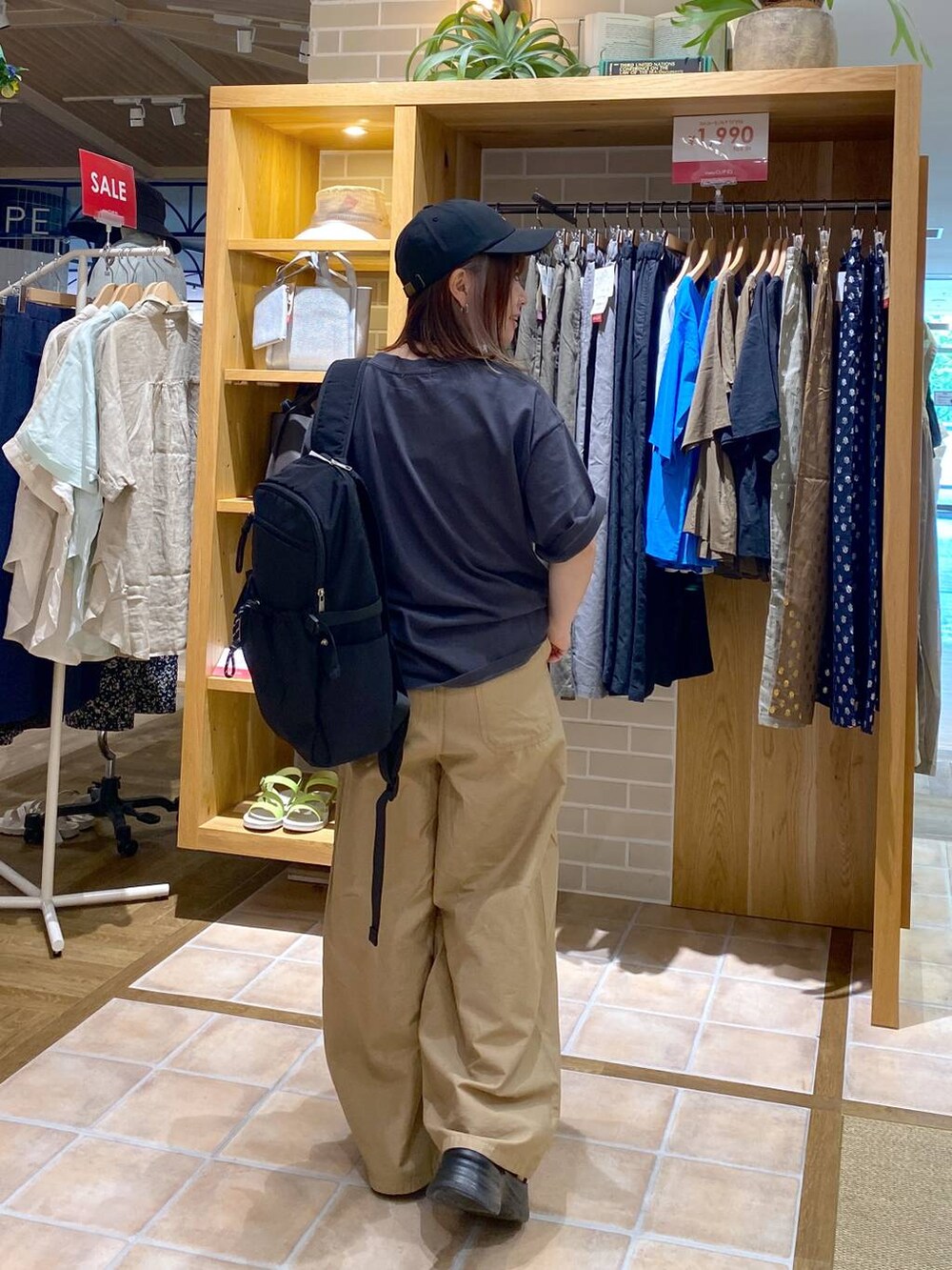 ブラック系のサンダル、グレー系のTシャツ/カットソー、ベージュ系のその他パンツを着用したレディースの秋コーディネートの5枚目の写真
