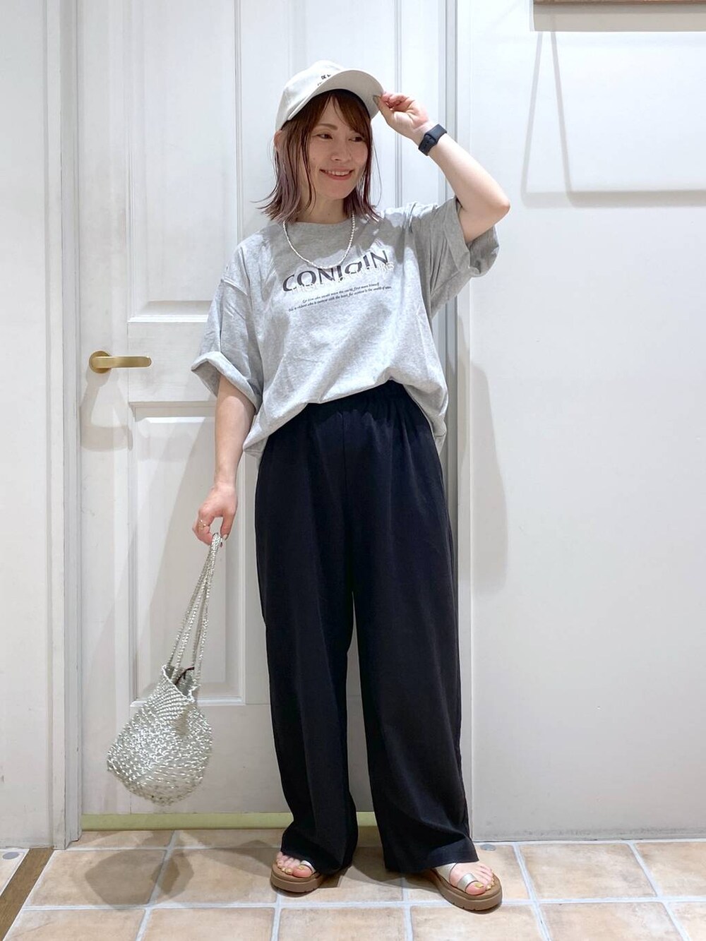 その他のサンダル、ブラック系のその他パンツ、グレー系のTシャツ/カットソーを着用したレディースの春コーディネートの2枚目の写真