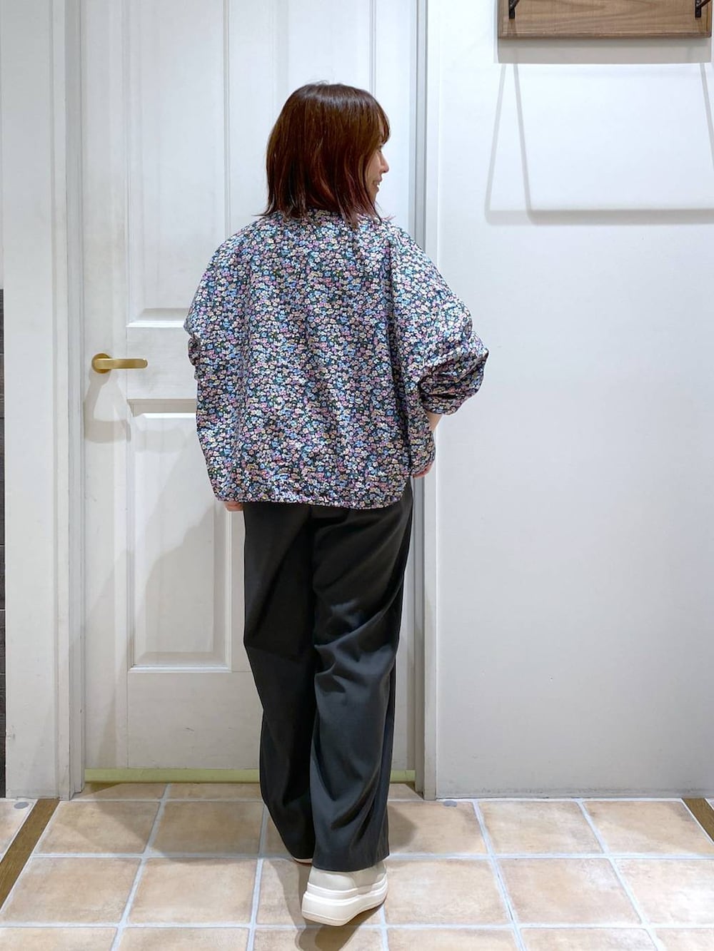 その他のブルゾン、グリーン系のTシャツ/カットソー、ホワイト系のスリッポンを着用したレディースの秋コーディネートの6枚目の写真