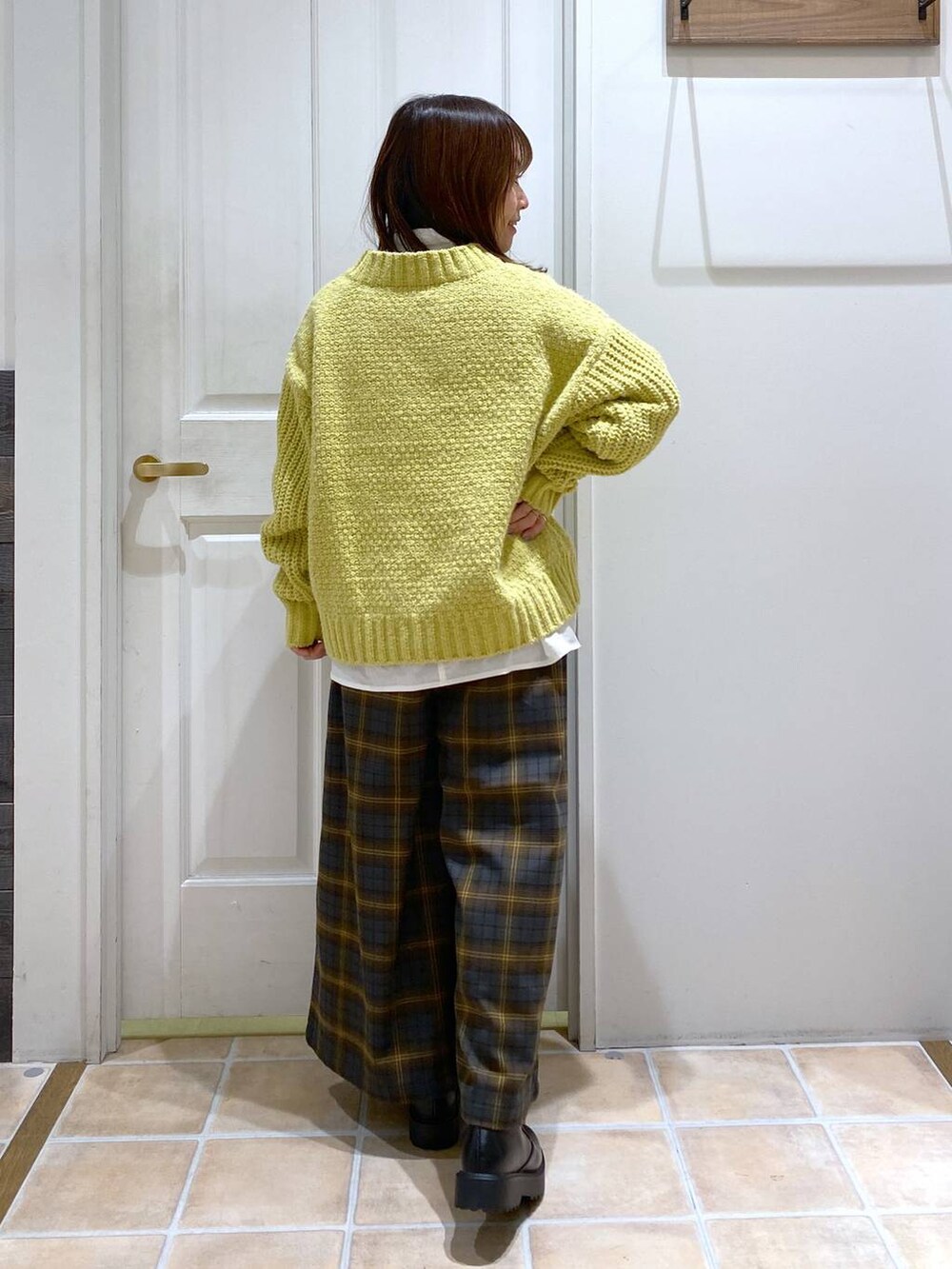 イエロー系のその他パンツ、ブラック系のブーツ、ホワイト系のシャツ/ブラウスを着用したレディースの冬コーディネートの5枚目の写真