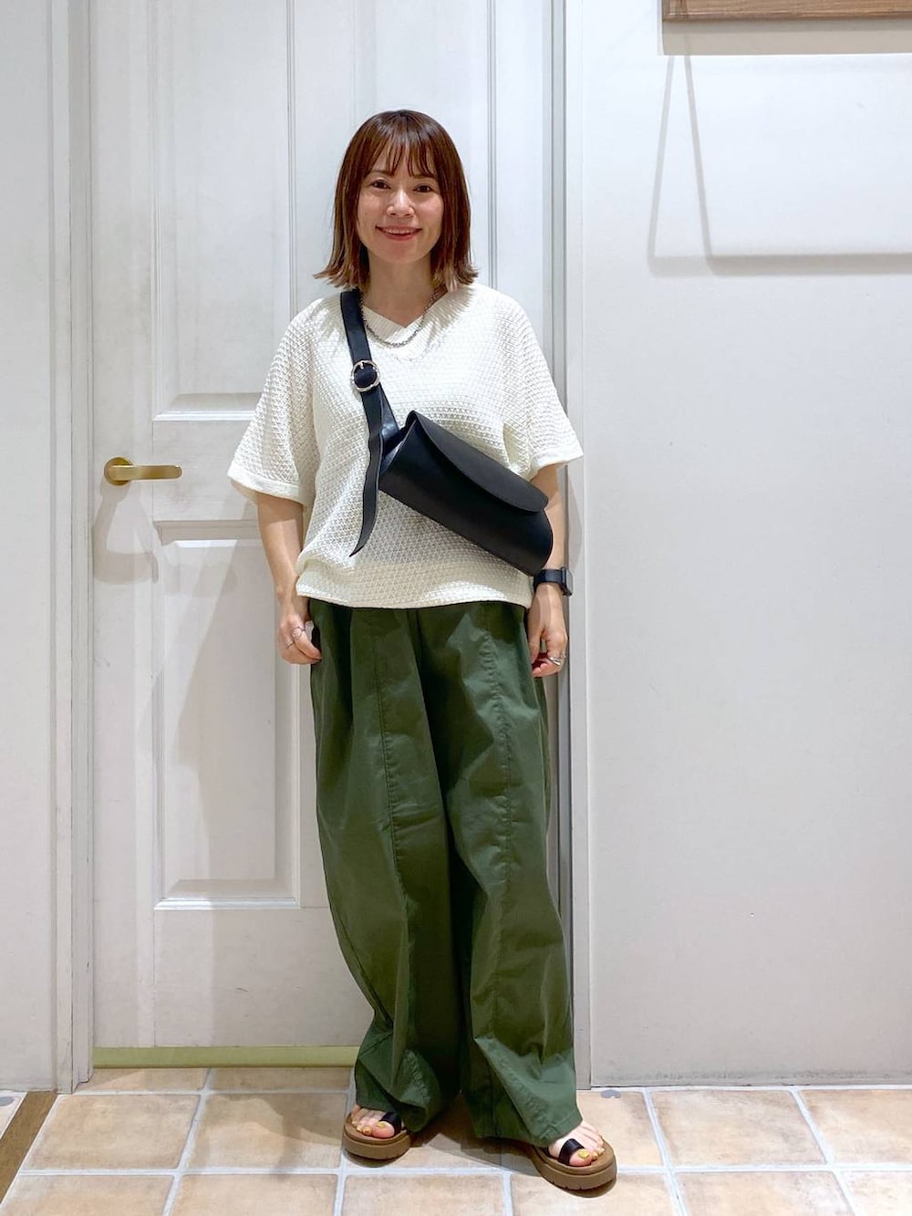 グリーン系のその他パンツ、その他のタンクトップ、ブラック系のサンダルを着用したレディースの春コーディネートの3枚目の写真