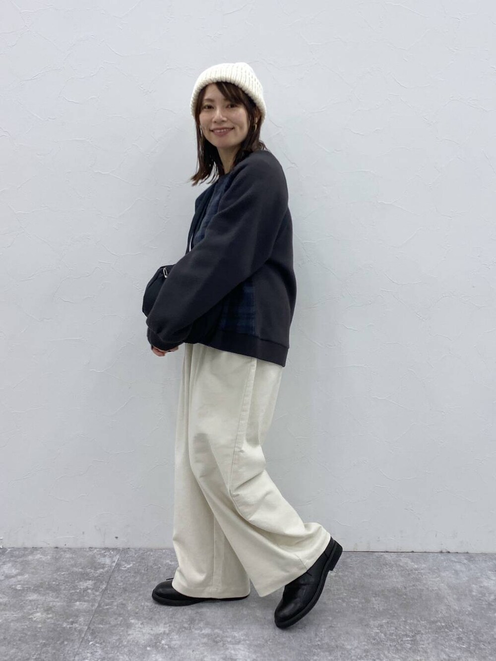 ベージュ系のその他パンツ、ブラック系のドレスシューズ、ブラック系のショルダーバッグを着用したレディースの秋コーディネートの4枚目の写真