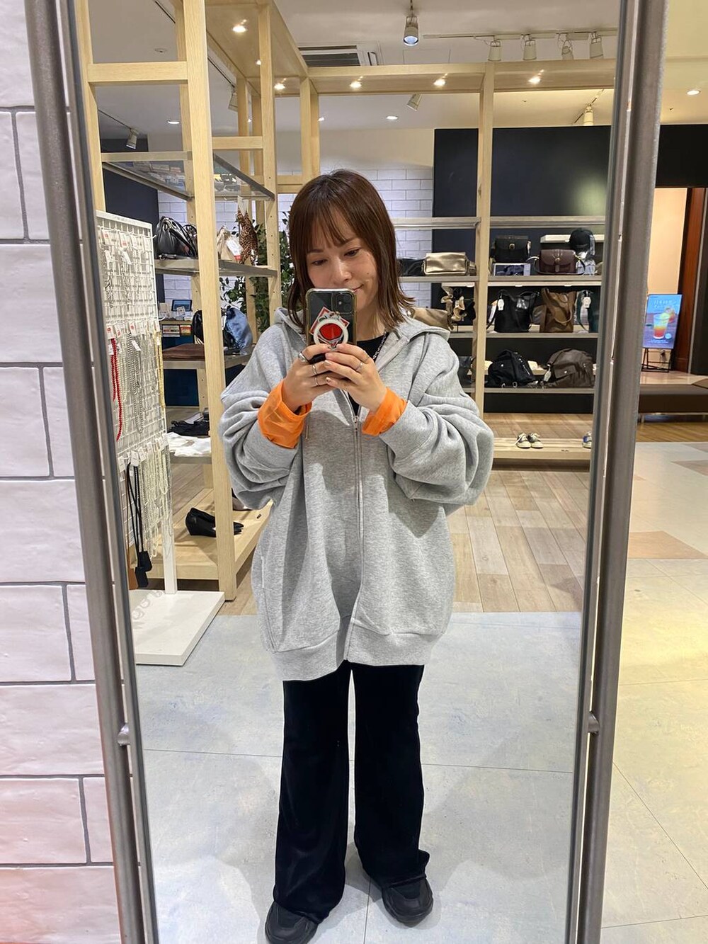 ブラック系のTシャツ/カットソー、ブラック系のその他パンツ、ブラック系のスニーカーを着用したレディースの秋コーディネートの2枚目の写真