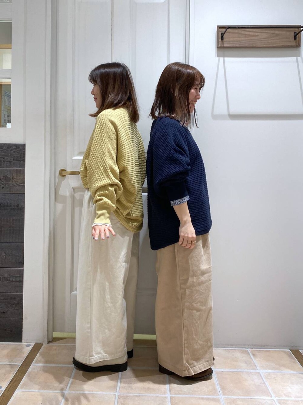 ブルー系のニット/セーター、イエロー系のニット/セーター、その他のTシャツ/カットソーを着用したレディースの冬コーディネートの3枚目の写真