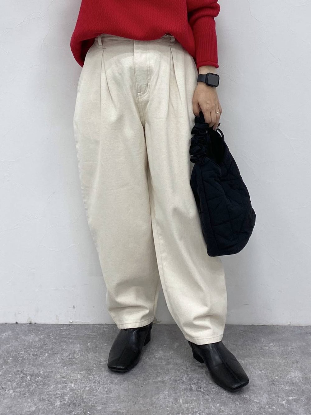 その他のニット/セーター、ブラック系のブーツ、ホワイト系のデニムパンツを着用したレディースの秋コーディネートの3枚目の写真