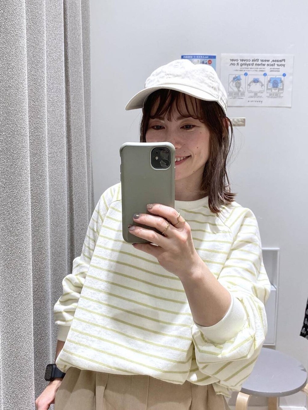 ホワイト系のスニーカー、ベージュ系のその他パンツを着用したレディースの冬コーディネートの4枚目の写真