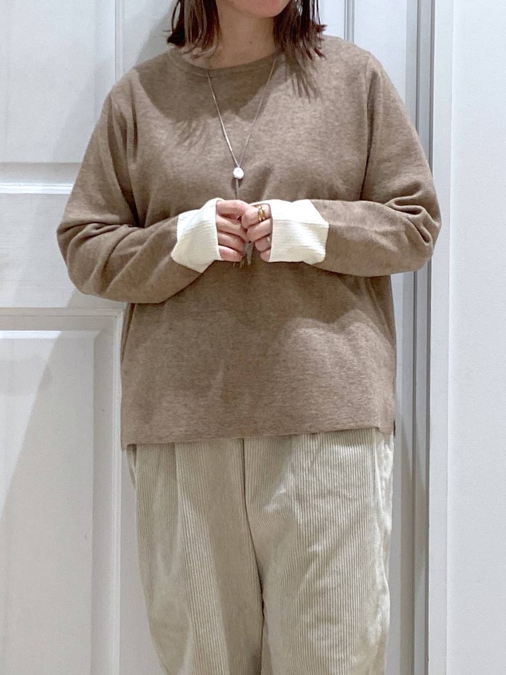 ブラック系のブーツ、グレー系のその他パンツ、ブラウン系のニット/セーターを着用したレディースの冬コーディネートの3枚目の写真