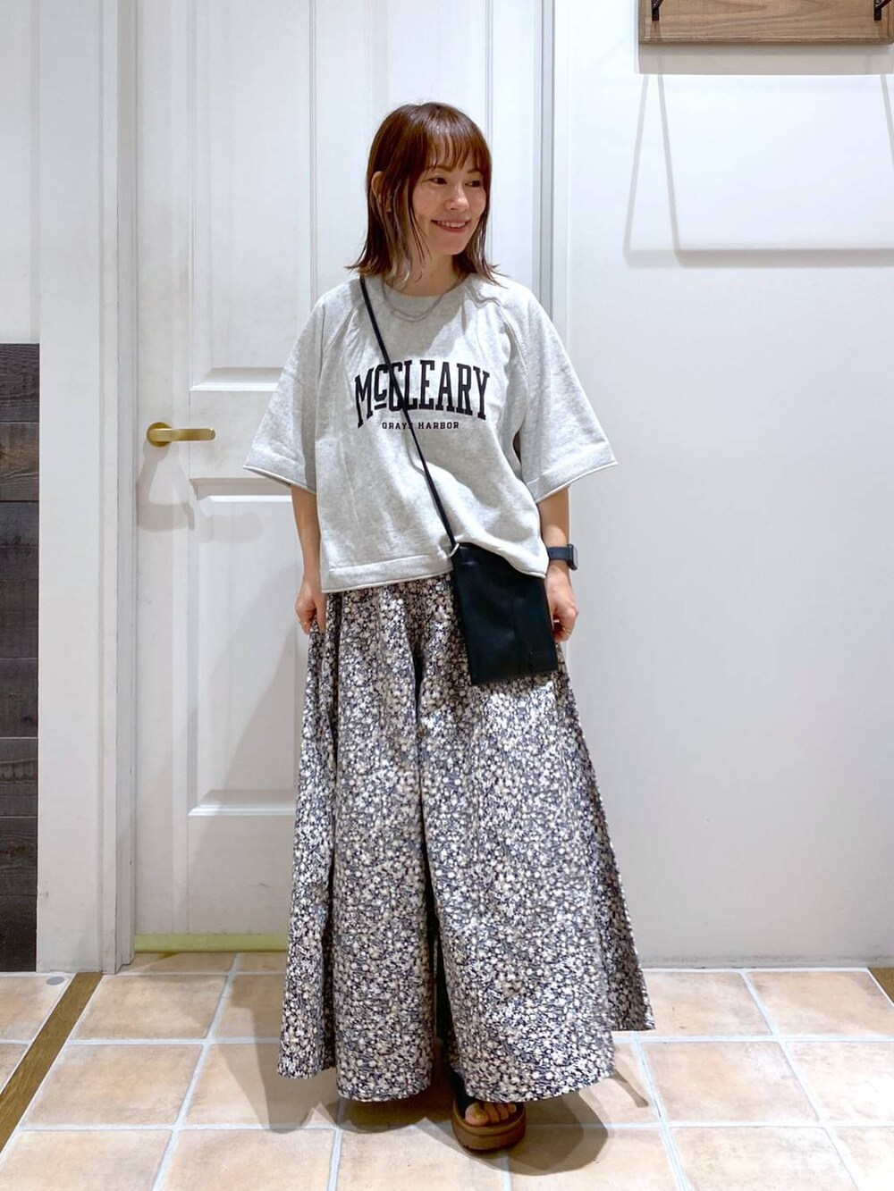 その他のその他パンツ、ブラック系のサンダル、ブラック系のショルダーバッグを着用したレディースの夏コーディネートの3枚目の写真