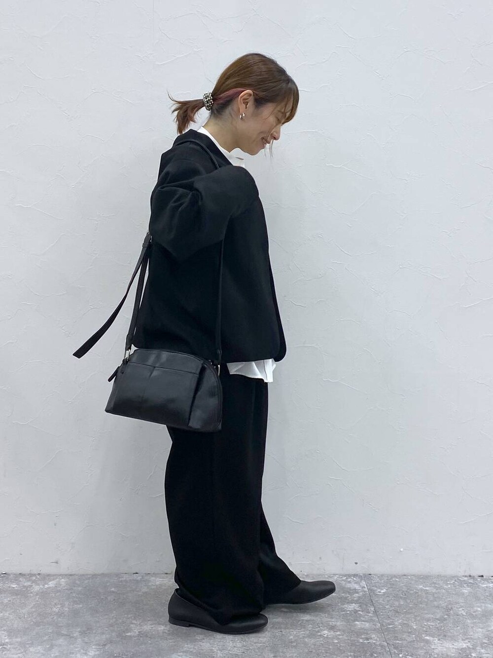 ブラック系のショルダーバッグ、ブラック系のノーカラージャケット、ホワイト系のシャツ/ブラウスを着用したレディースの冬コーディネートの5枚目の写真