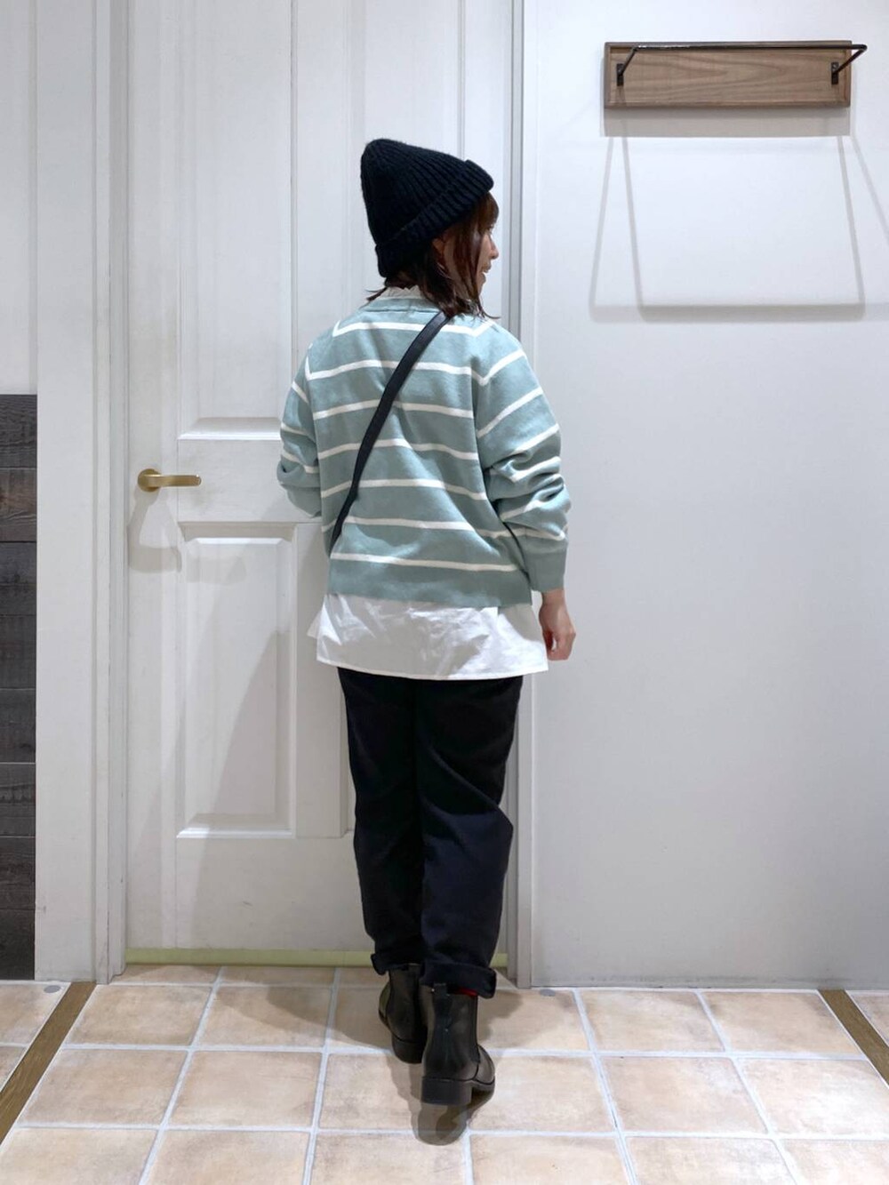 ブラック系のブーツ、グリーン系のニット/セーター、ブラック系のその他パンツを着用したレディースの冬コーディネートの5枚目の写真